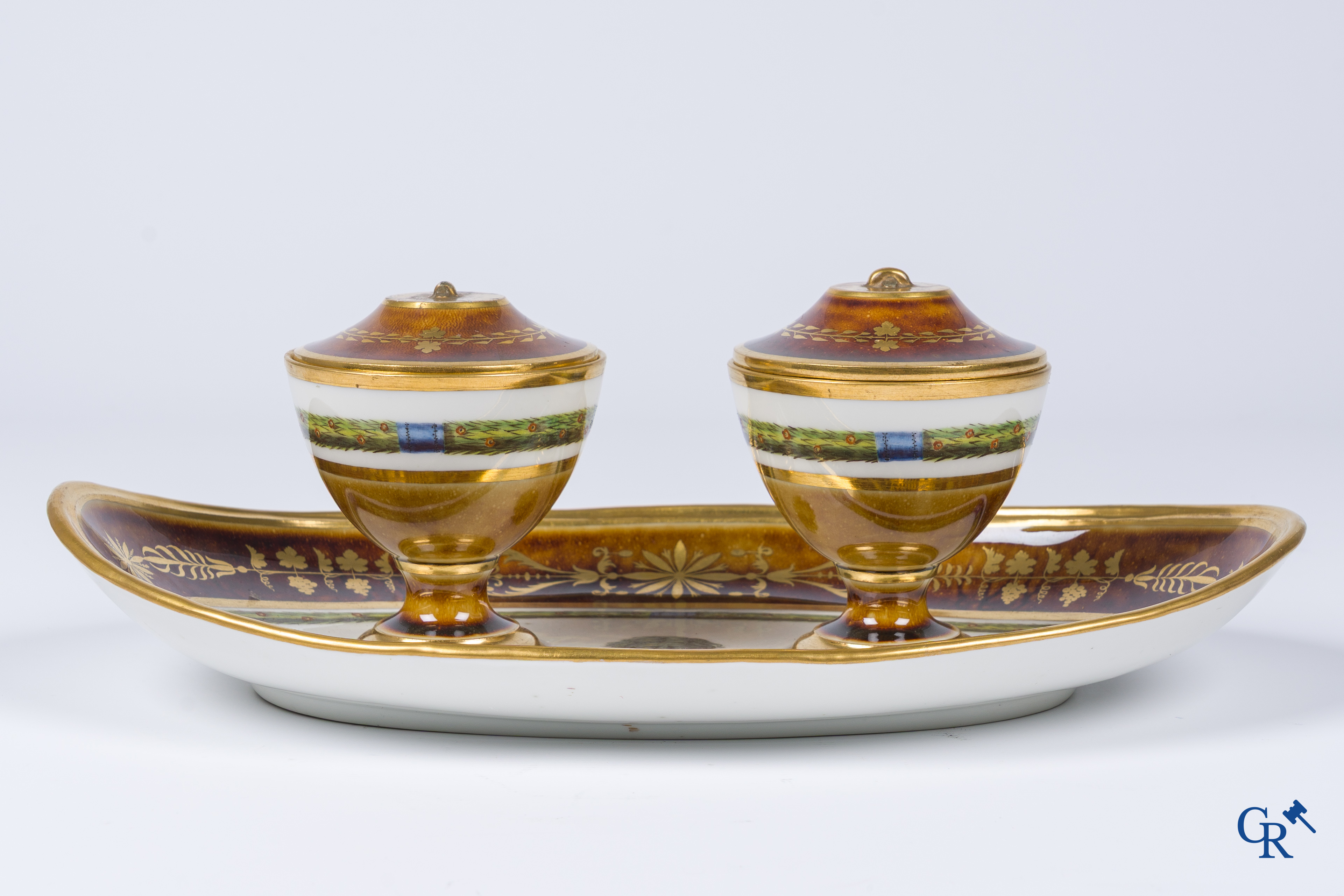 Manufacture nationale de Sèvres. Ovaal vormstuk in porselein met schildpadkleurige achtergrond. Consulaat, circa 1802.