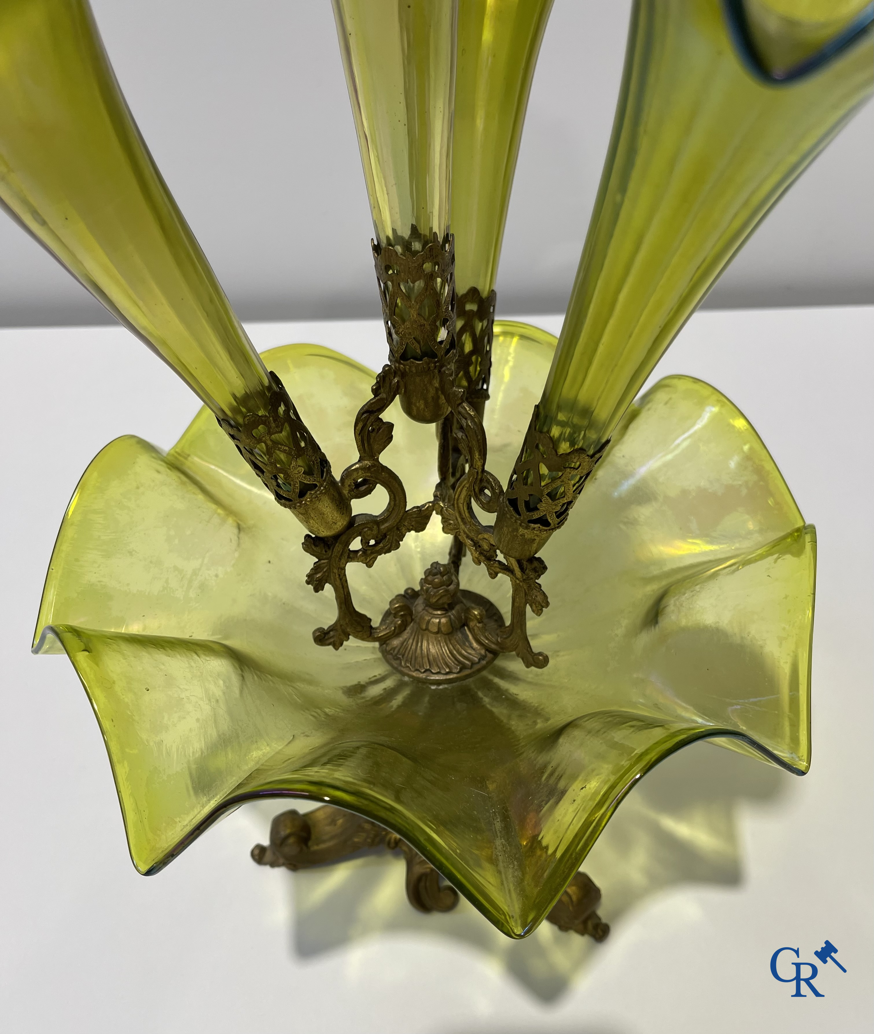 Table centerpiece "soliflore" with 4 tulipes and a central plate in the manner of Loetz. Period 1900.