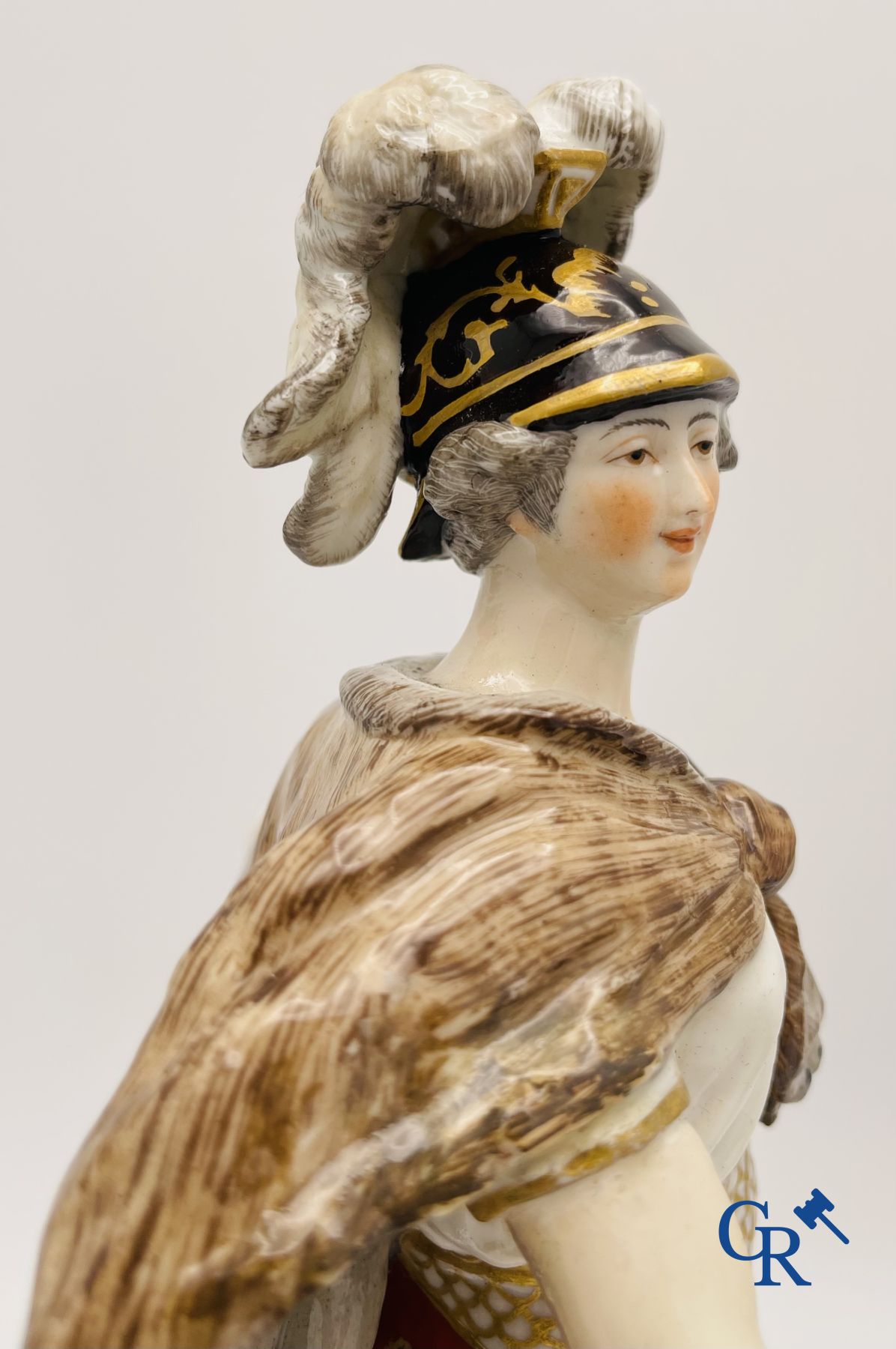 Une paire de figurines en porcelaine polychrome dans le gout de Meissen.