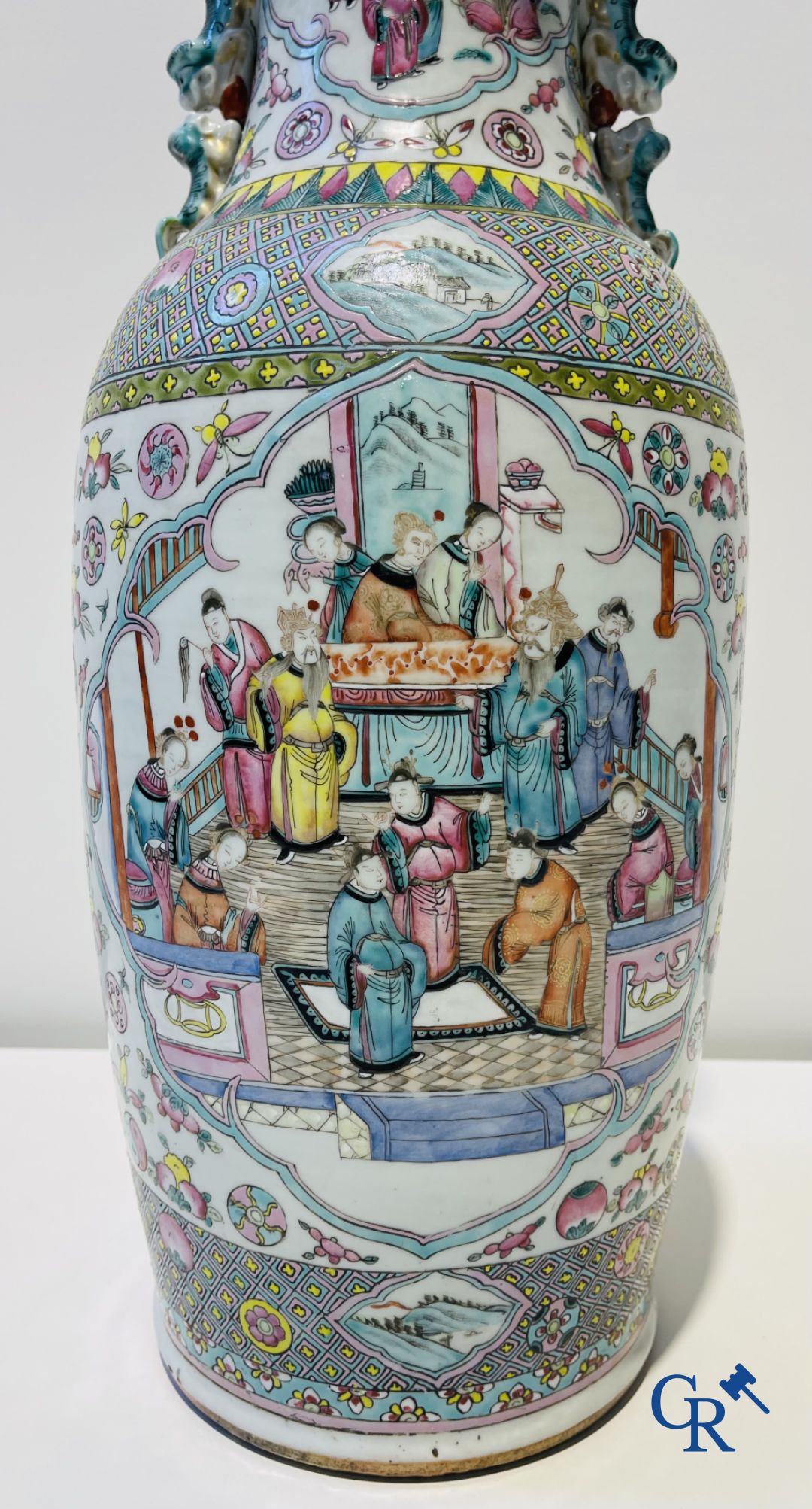 Art Asiatique: Porcelaine chinoise, une paire de vases  famille rose avec des scènes de cour. XIXe siècle.