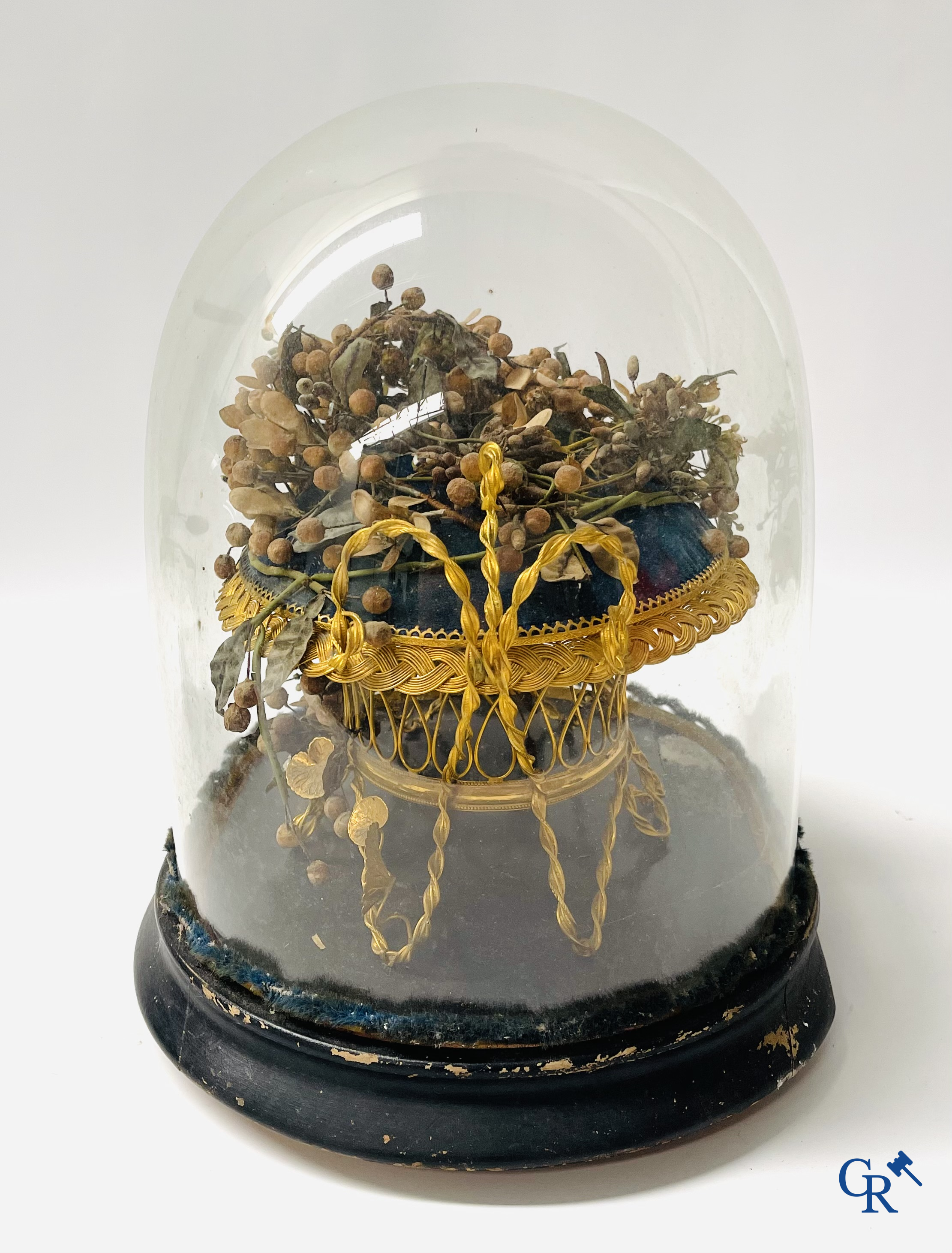 2 globes en verre avec un bouquet de mariée sur un coussin avec un pied en métal doré et un pied en porcelaine de Paris.