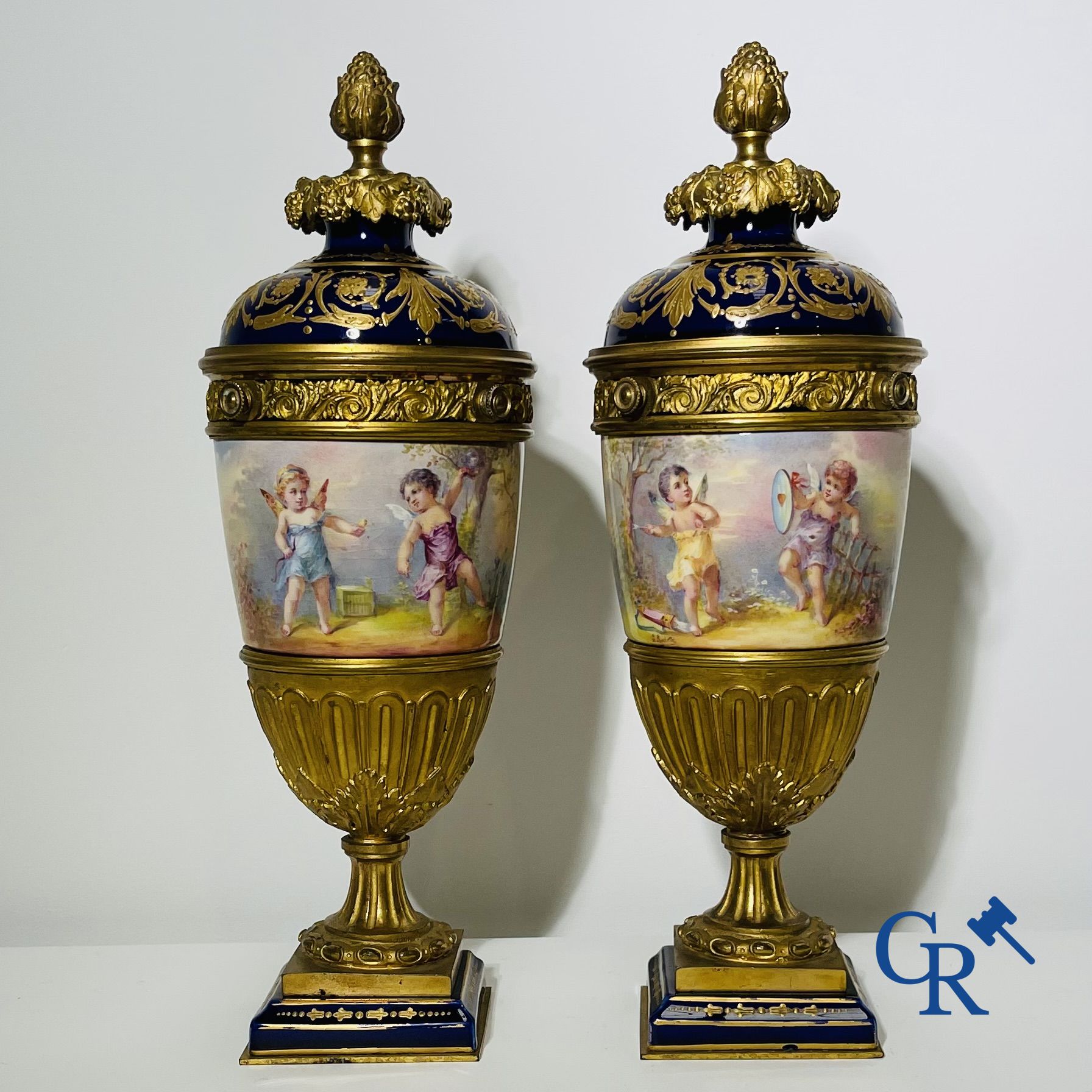 Porcelaine: Sèvres: Paire de vases en porcelaine de Sèvres montés en bronze. Napoleon III.