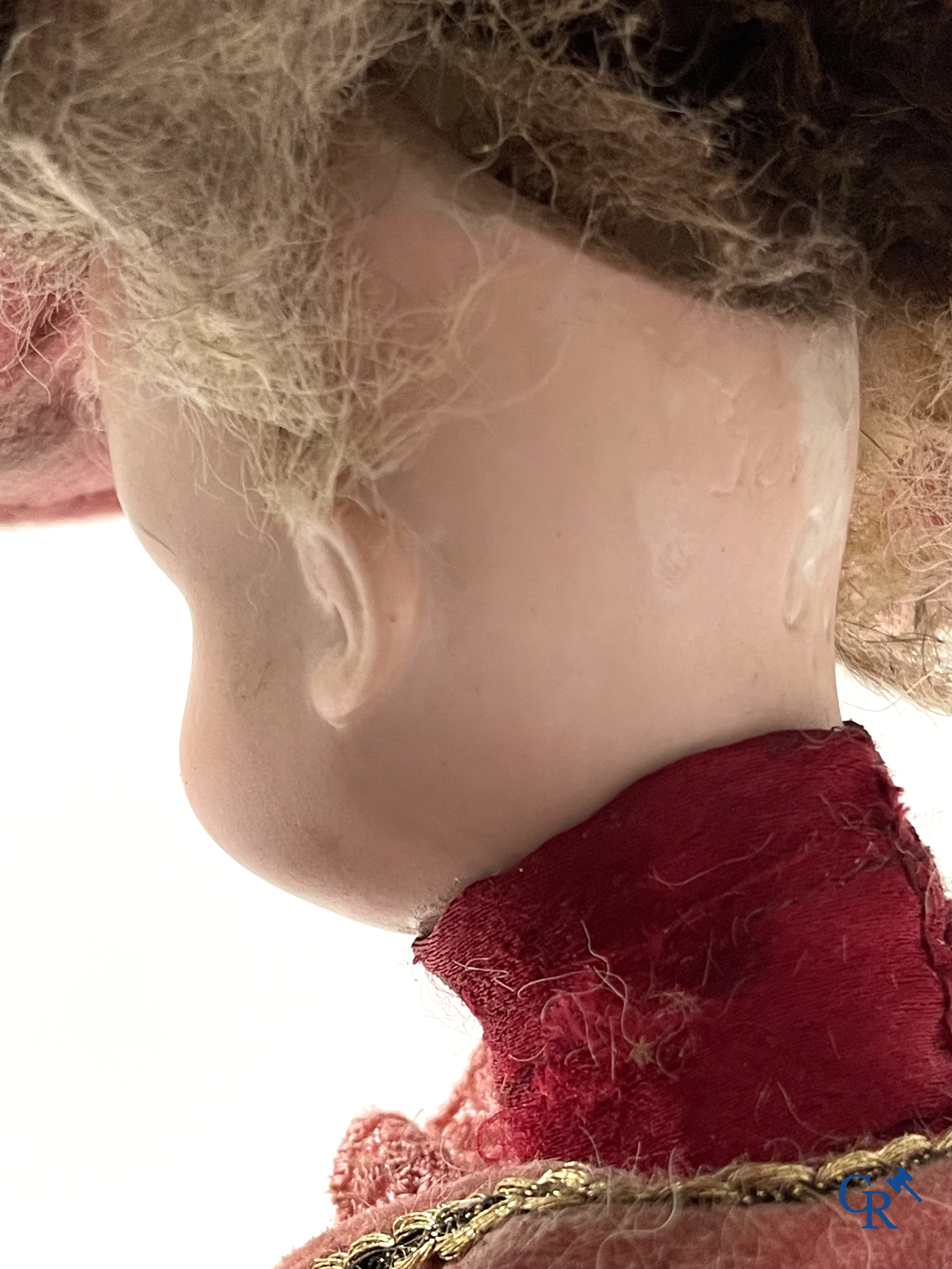 Un automate dans le gout de Phalibois, avec de la musique, la tête et les mains en porcelaine et en mouvement. Vers 1900.