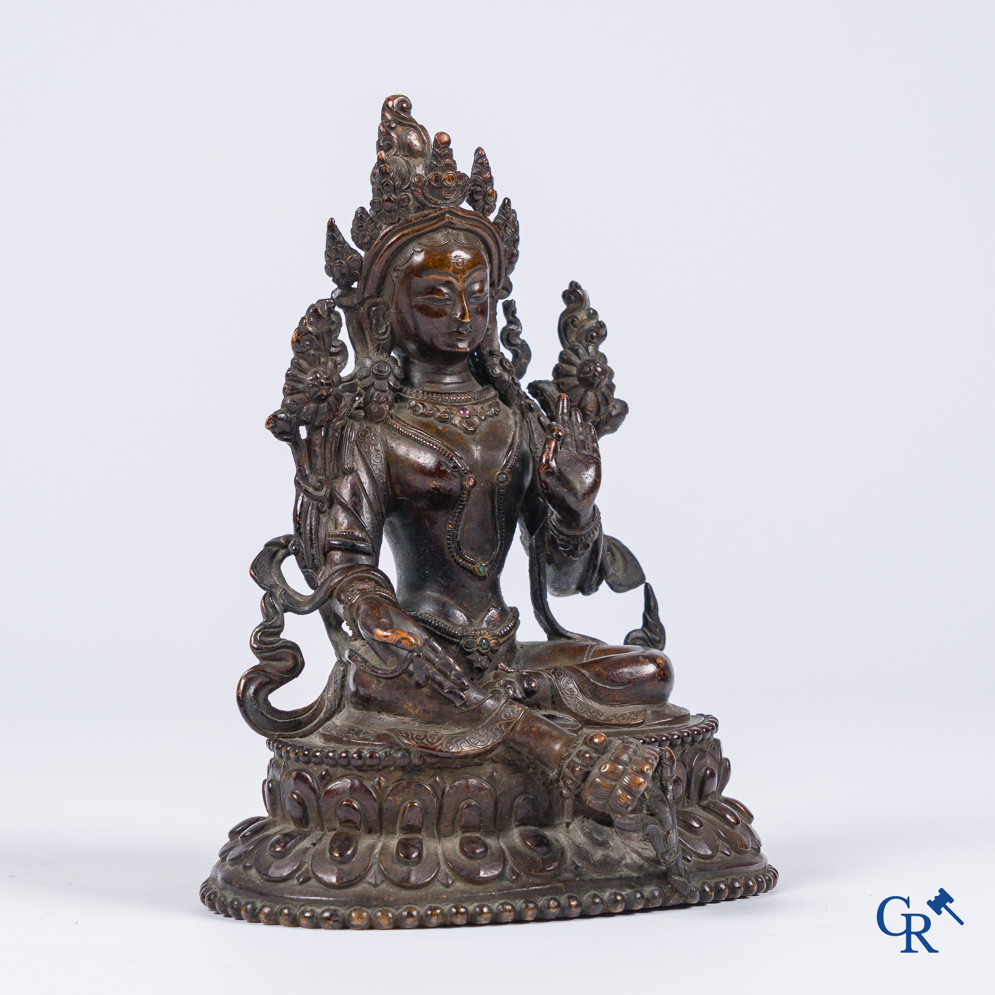 Aziatica, een fijne Sino-Tibetaanse bronzen voorstelling van een zittende Tara. 19e eeuw.