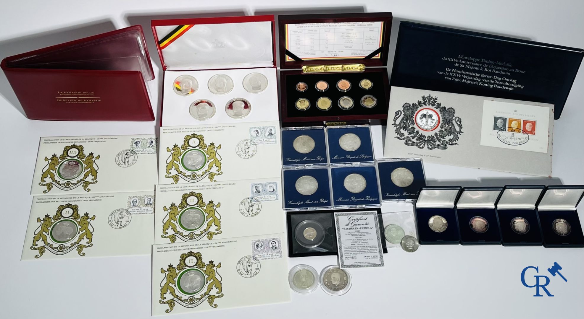 Sterling silver: Lot with commemorative medals, commemorative postage stamps and others about the royal house of Belgium.