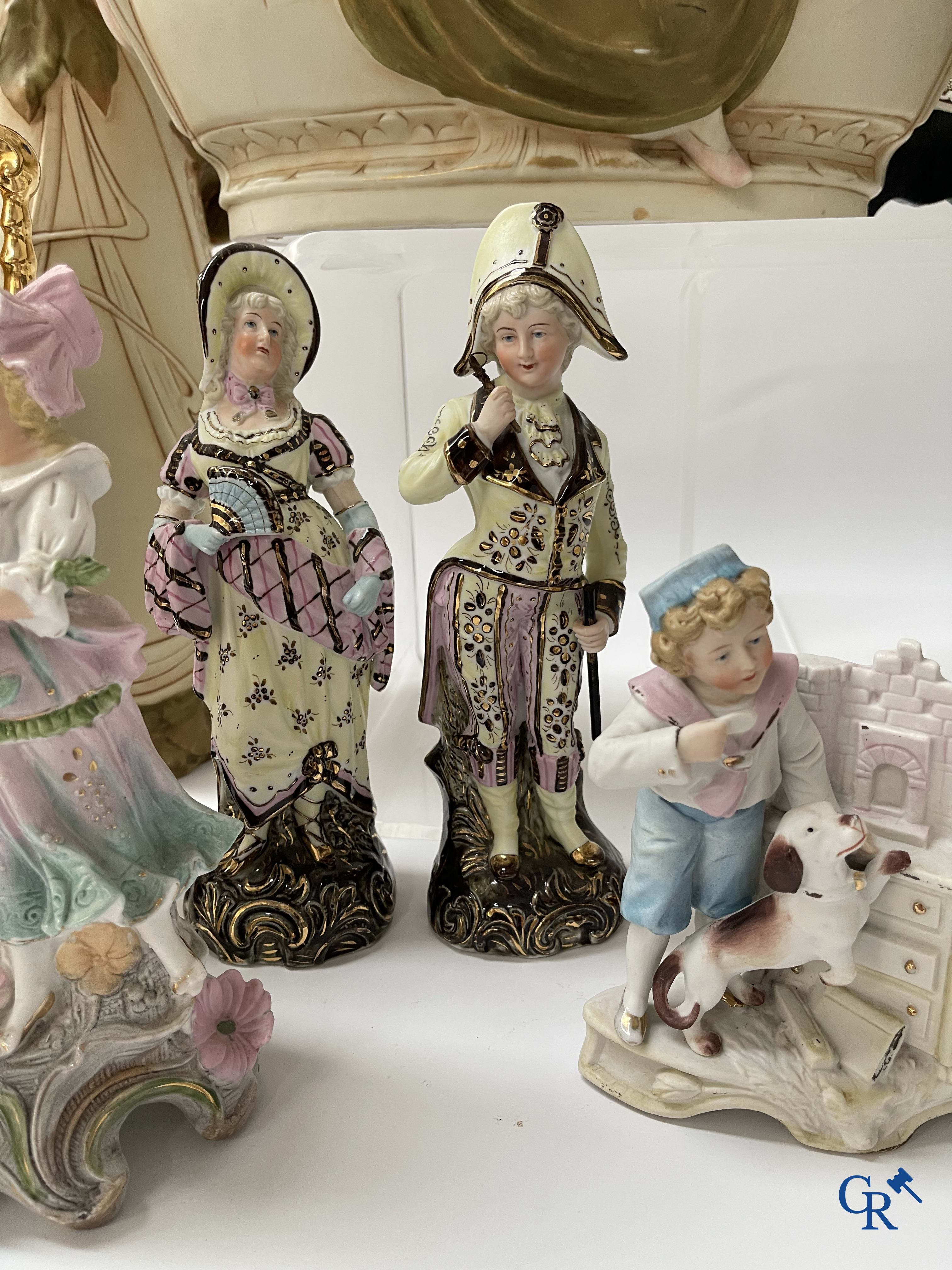 Un grand lot de brocante, y compris Royal Dux, statues en biscuit, porcelaine, globes, statues en régule, lampe de table, lustre, etc.