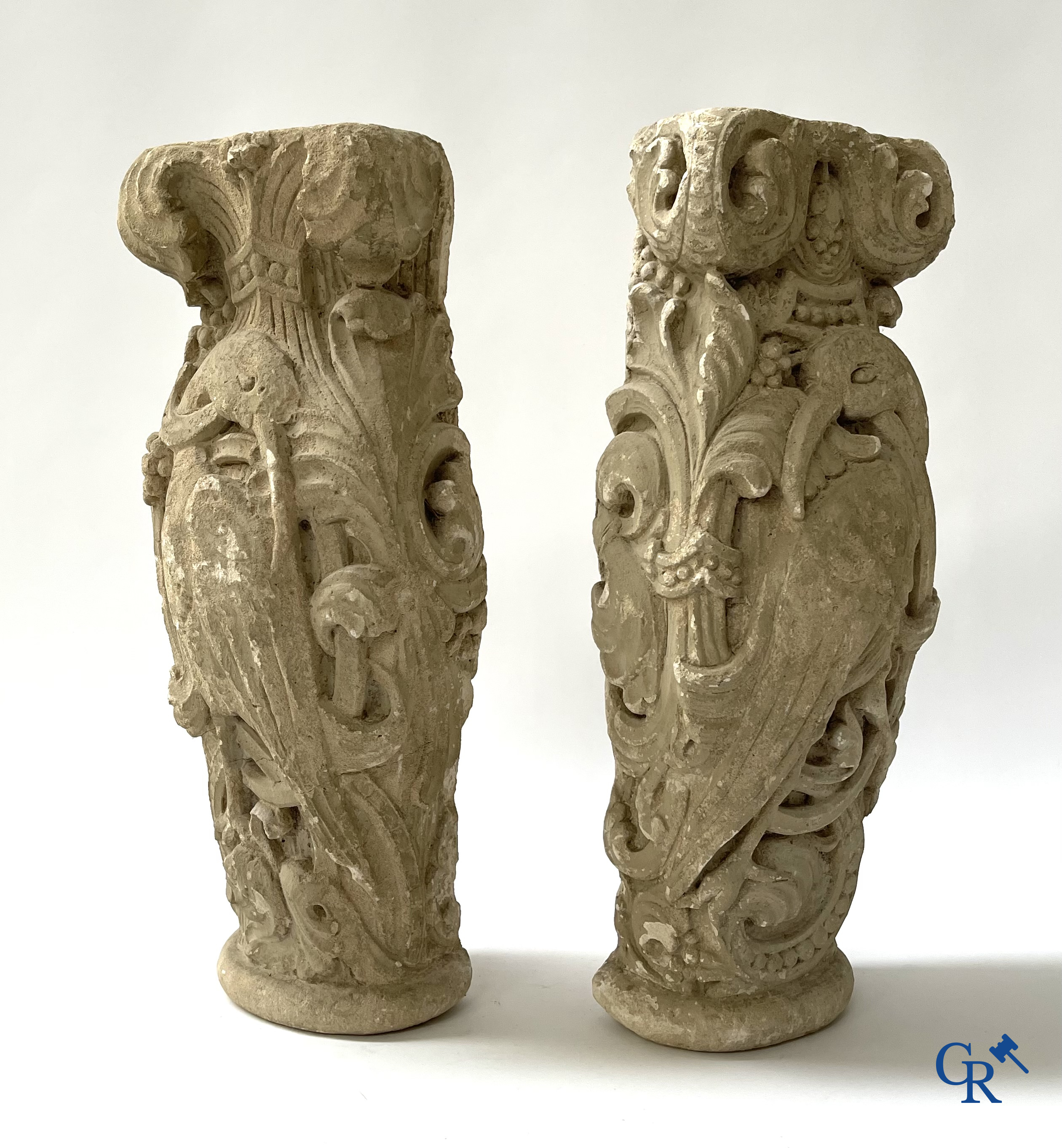 Paar gebeeldhouwde kalkstenen kapitelen. Frankrijk, hoogstwaarschijnlijk Champagnestreek, XIIe eeuw.
