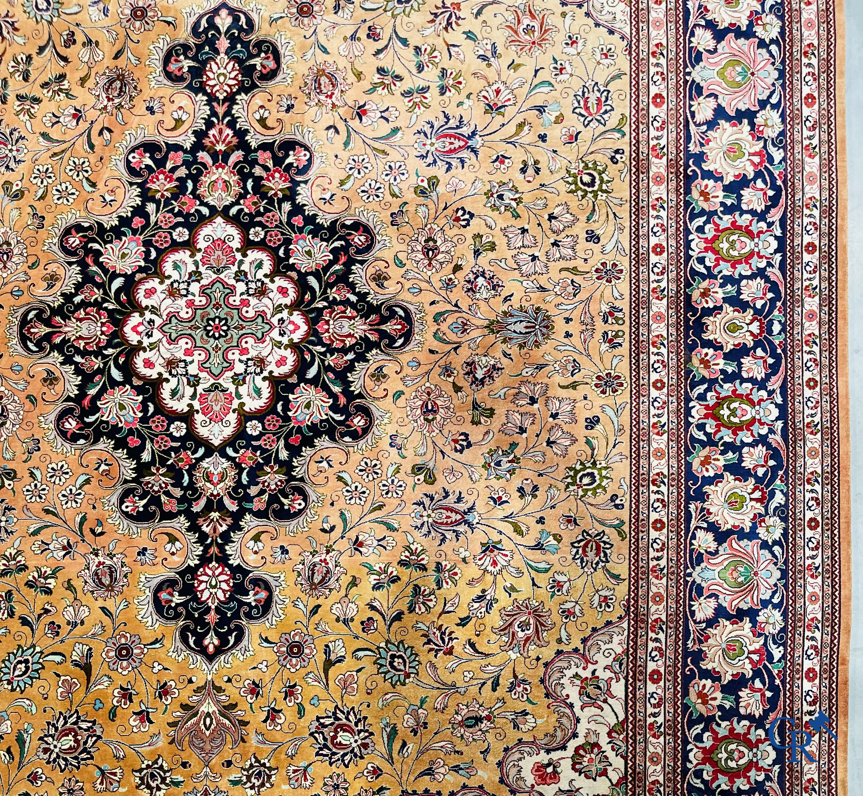 Tapis d'Orient: Ghoum, Iran. Exceptionnel tapis noué à la main en soie.