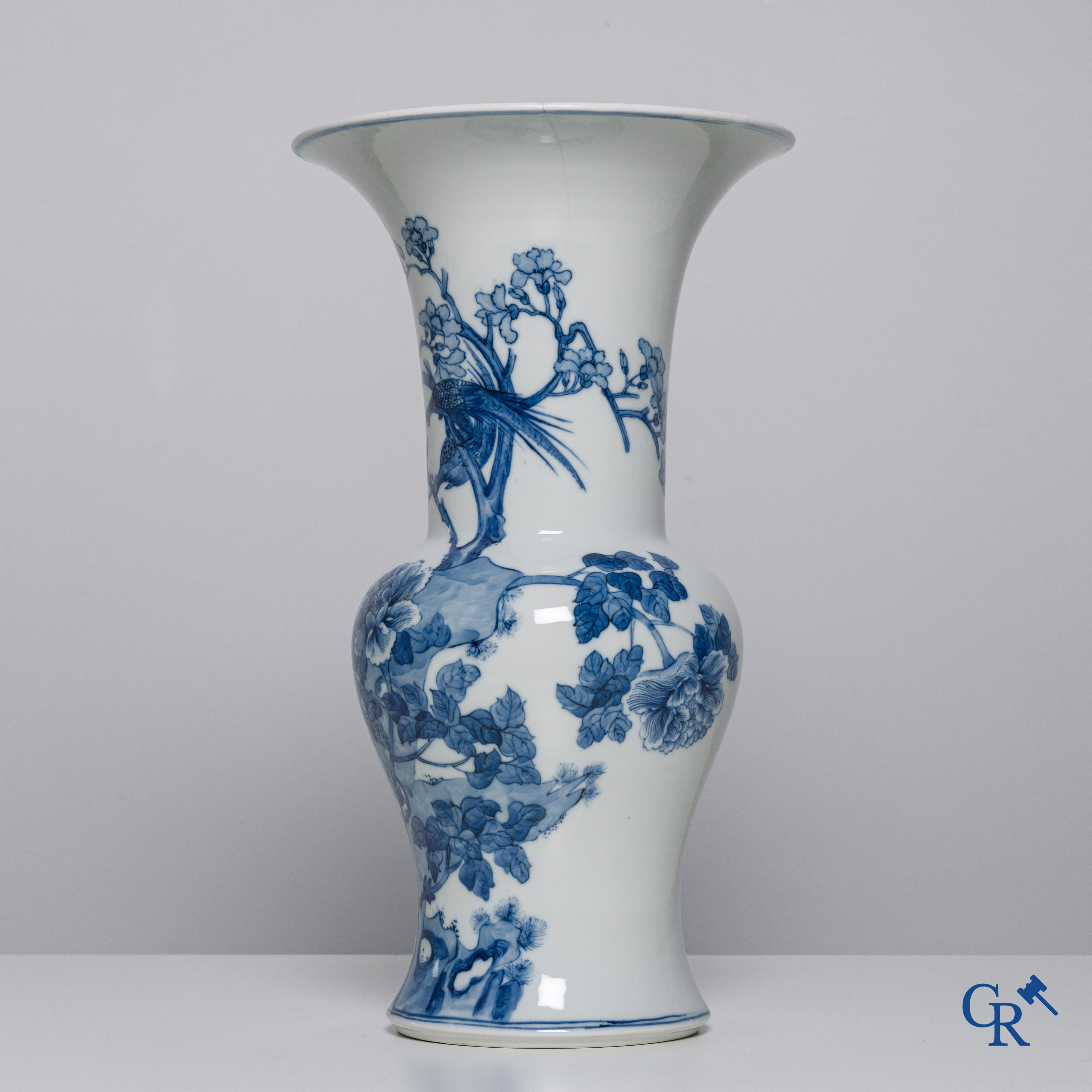 Art Asiatique, porcelaine chinoise, un vase yen yen bleu blanc avec des oiseaux et des fleurs. Kangxi mark.