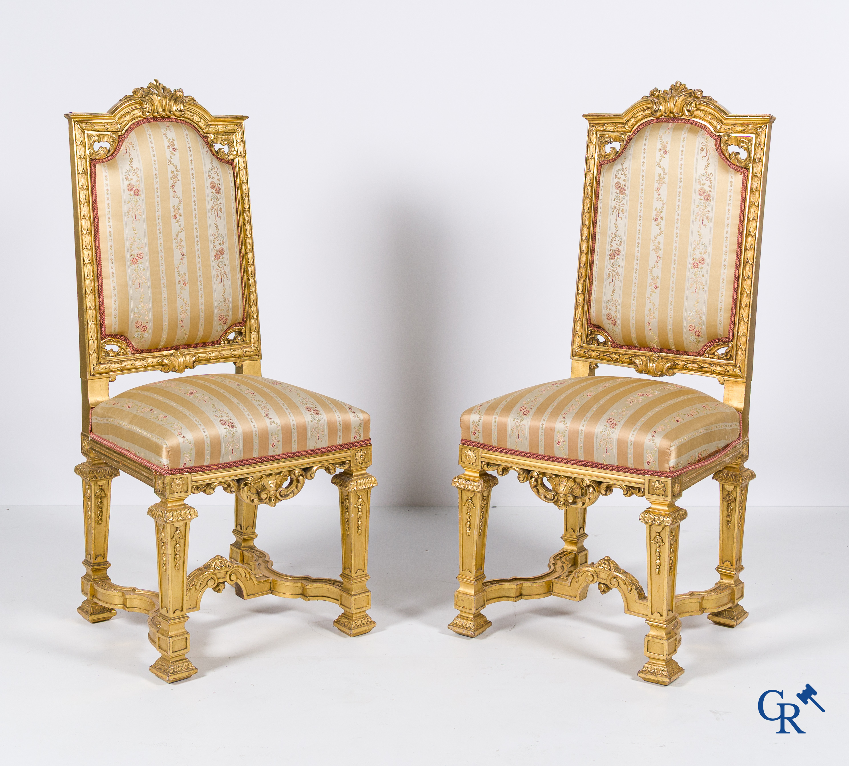 Napoleon III-periode. Een imposante 5-delig rijkelijk hout gesculpteerde en vergulde salon. Circa 1880.