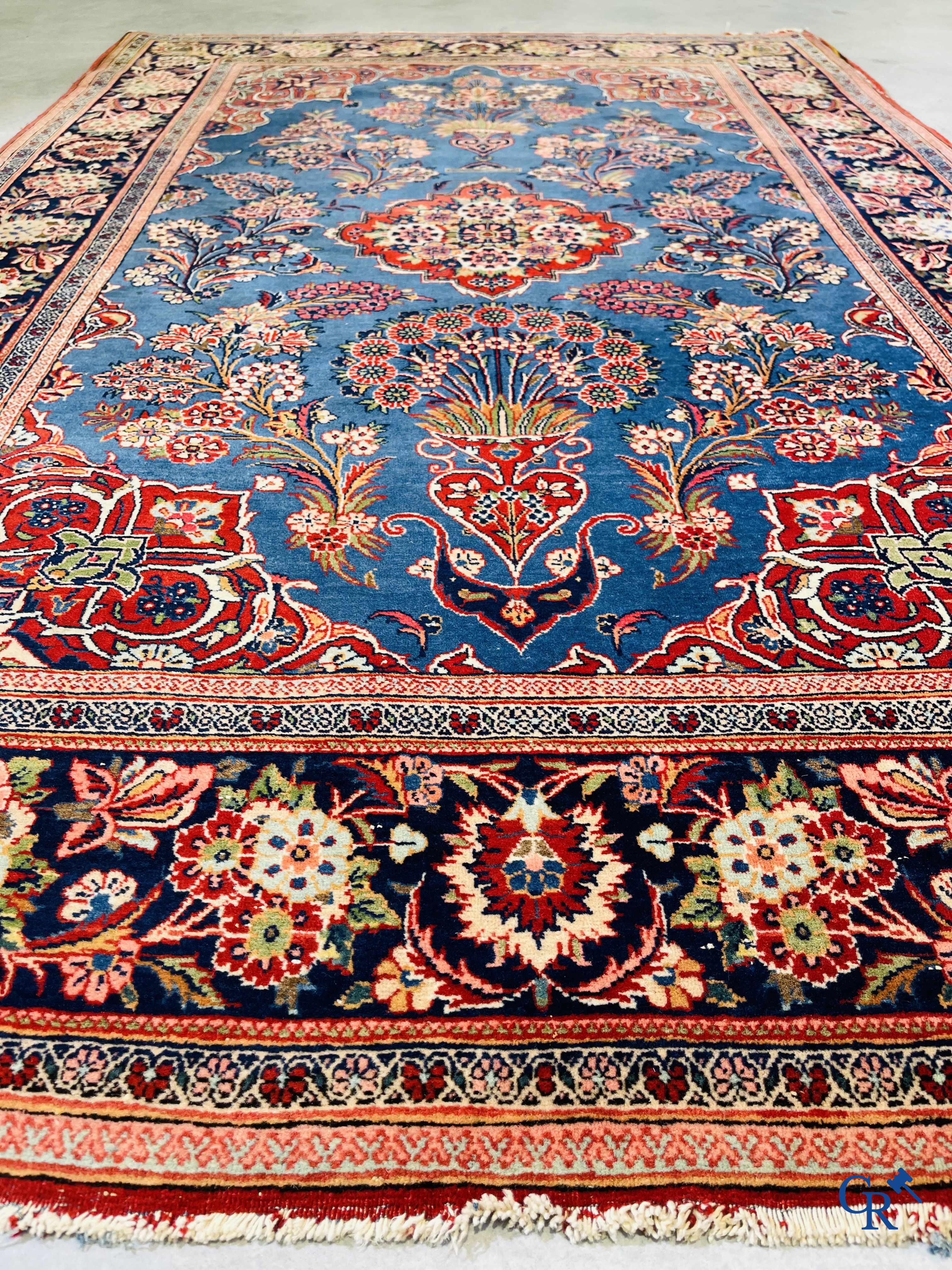 Tapis d'orient: Iran, tapis persan antique finement noué à la main avec des fleurs et des vases à fleurs.