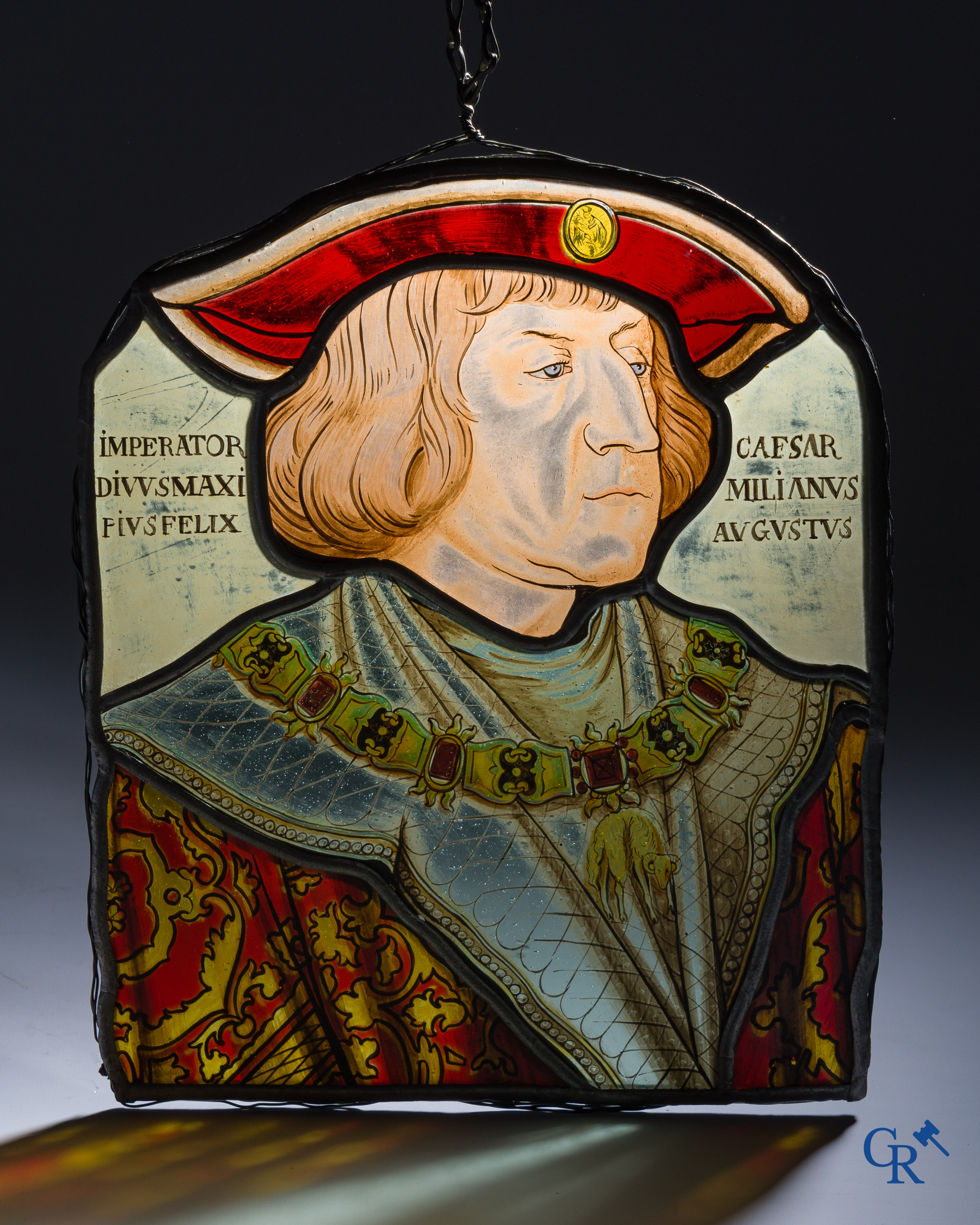 Een fragment van een antiek brandglas met het portret van Maximiliaan I van Oostenrijk.