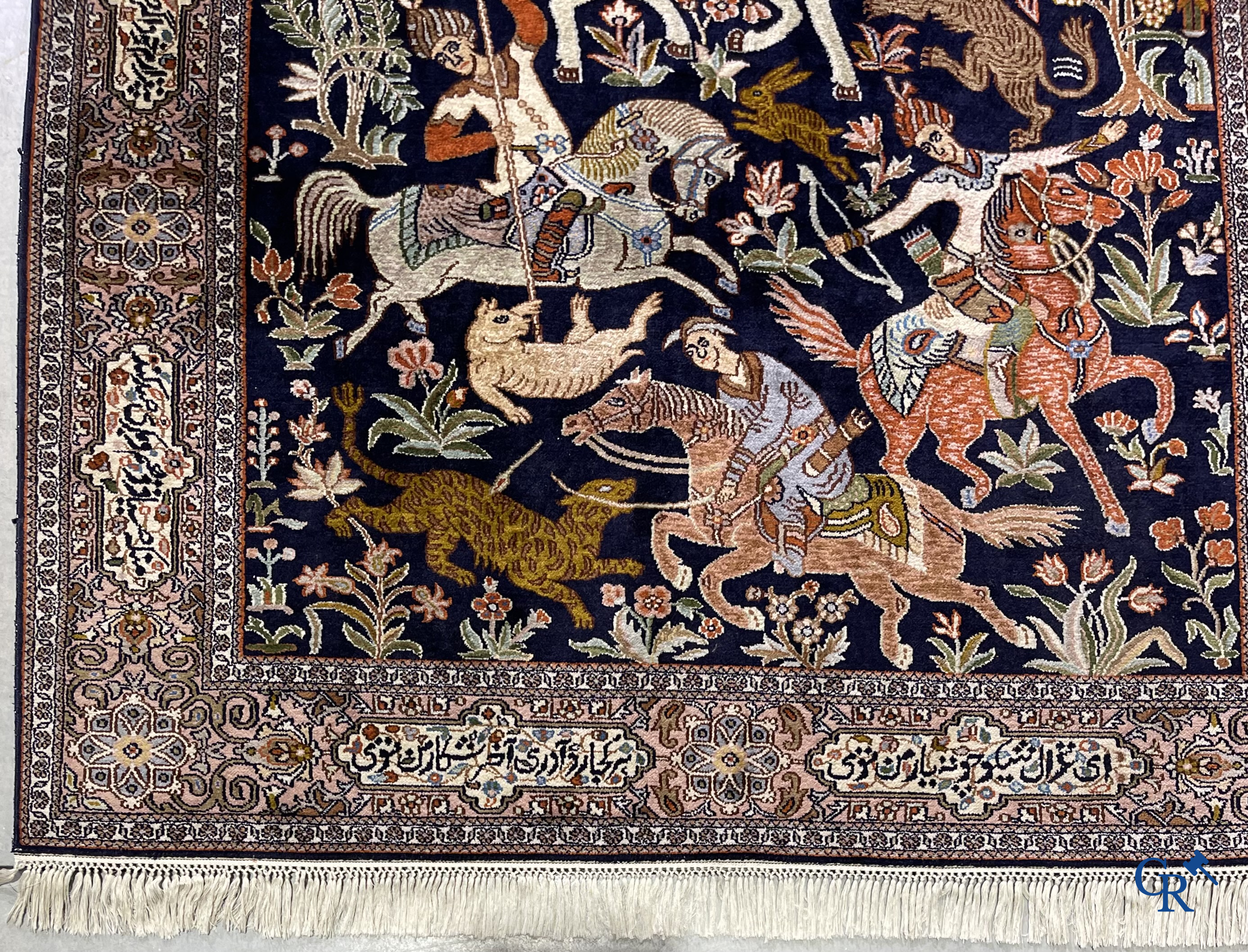 Tapis d'Orient. Iran. Un tapis persan finement noué à la main en laine et soie avec des chasseurs à cheval et des inscriptions.