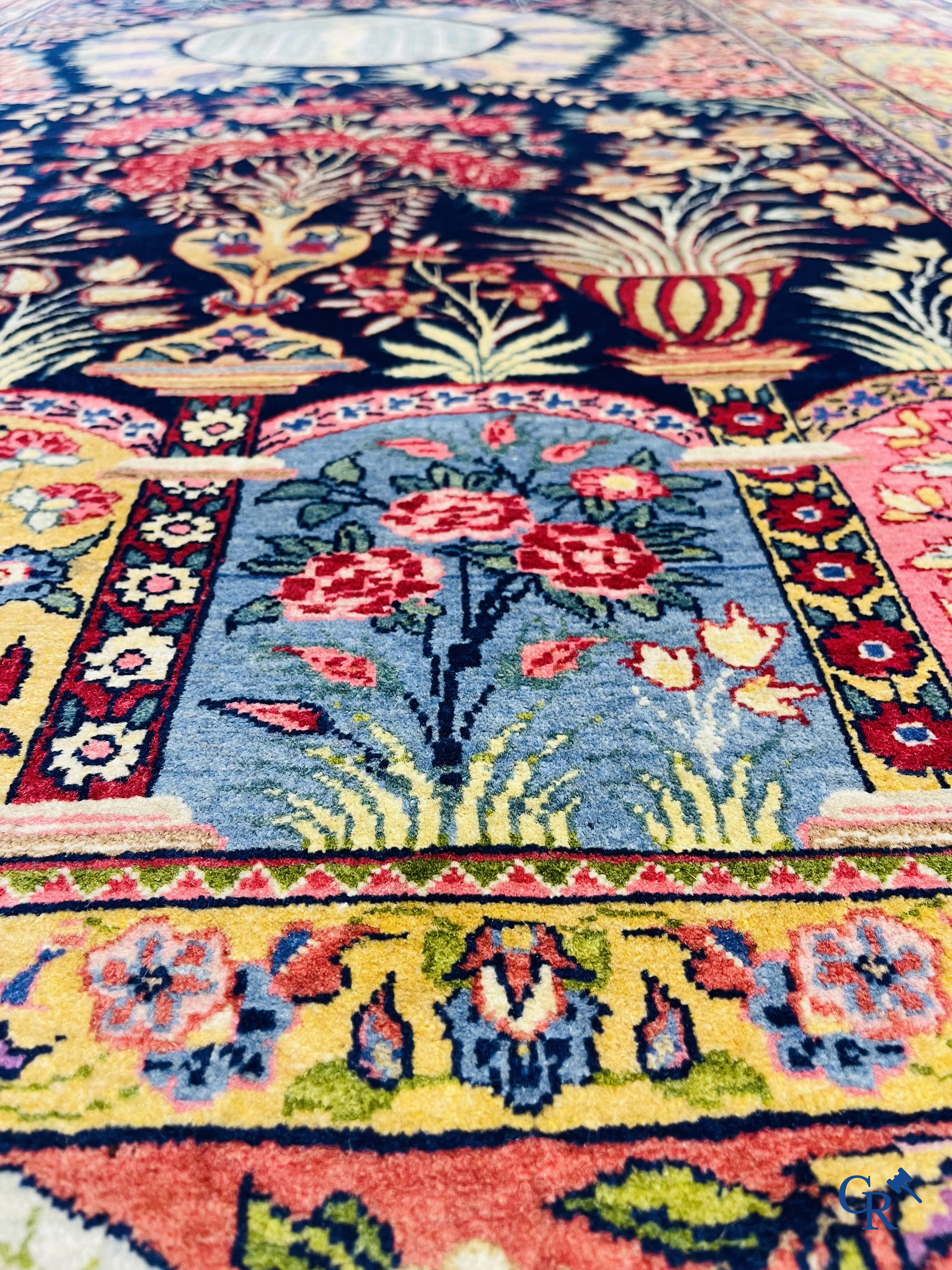 Tapis orientaux: Un tapis oriental finement noué avec un décor floral. Signé.