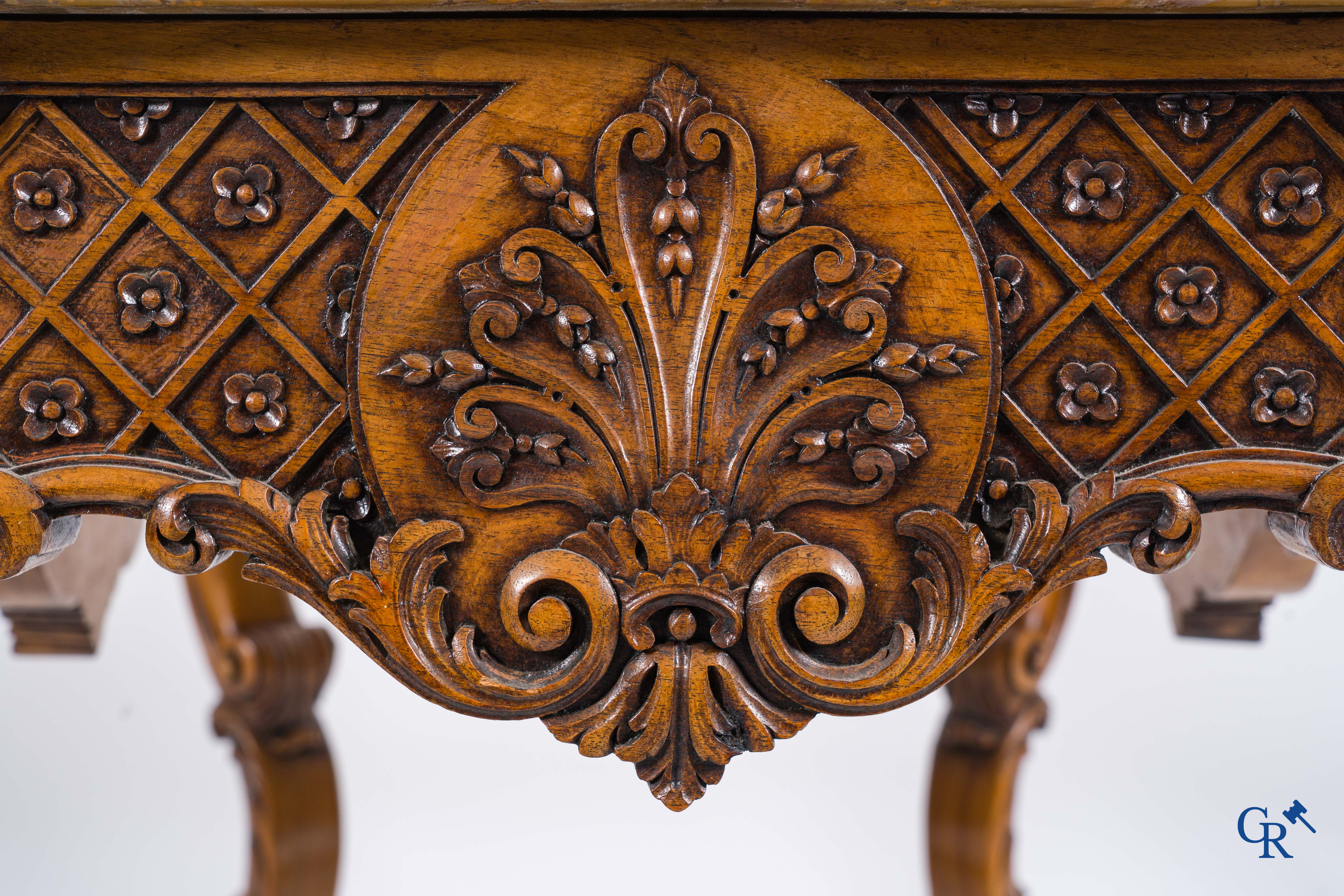 Une table console en bois richement sculptée avec un plateau en marbre. Vers 1930.