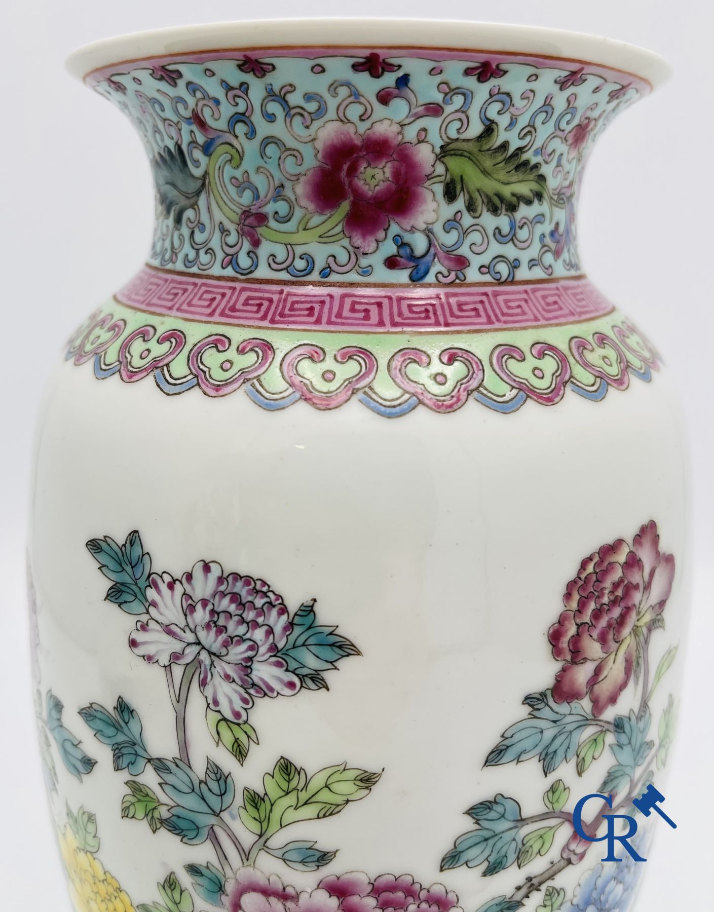 Asian Art: Beautiful lot of Chinese porcelain.