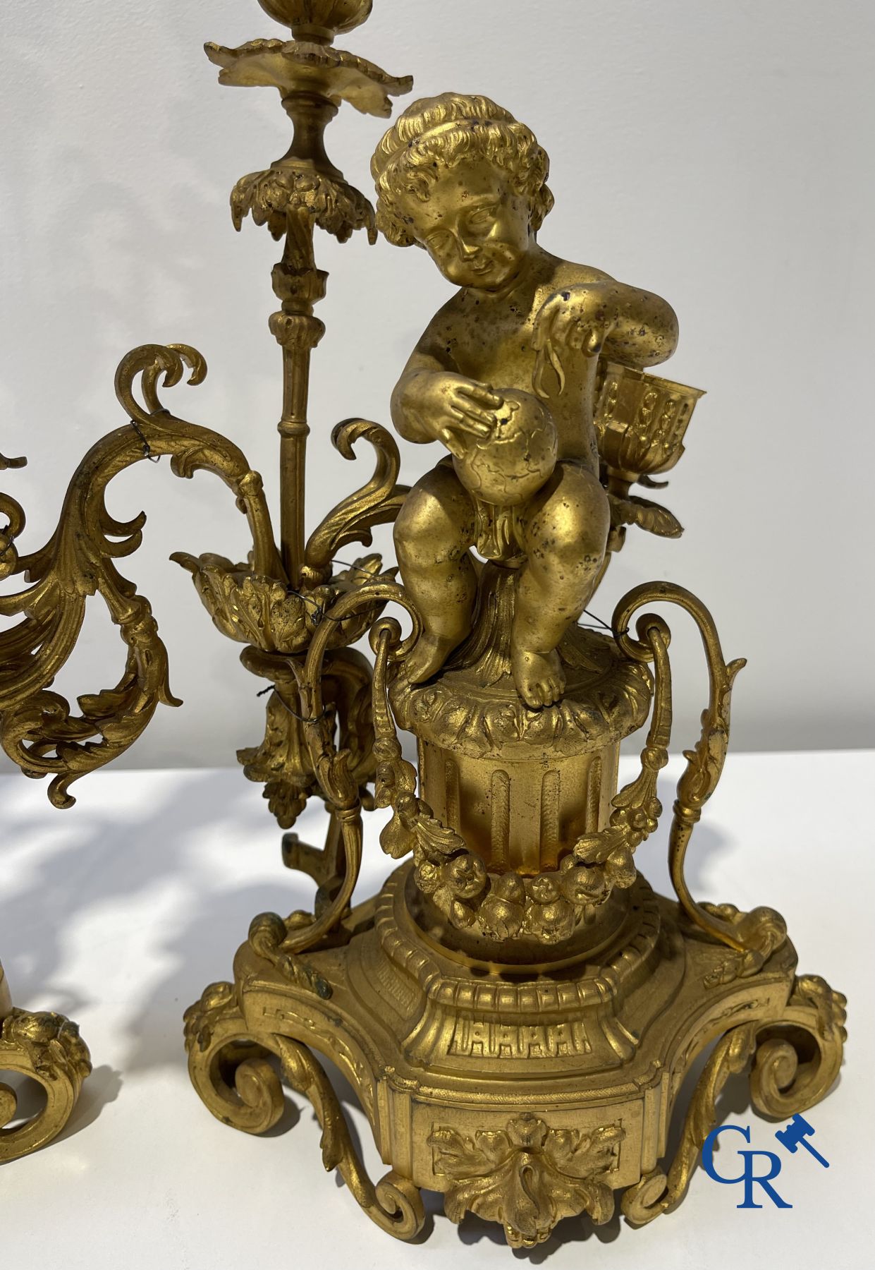 Garniture de cheminée en bronze doré de style LVI avec putti. Jules Petit à Paris. Epoque Napoléon III.