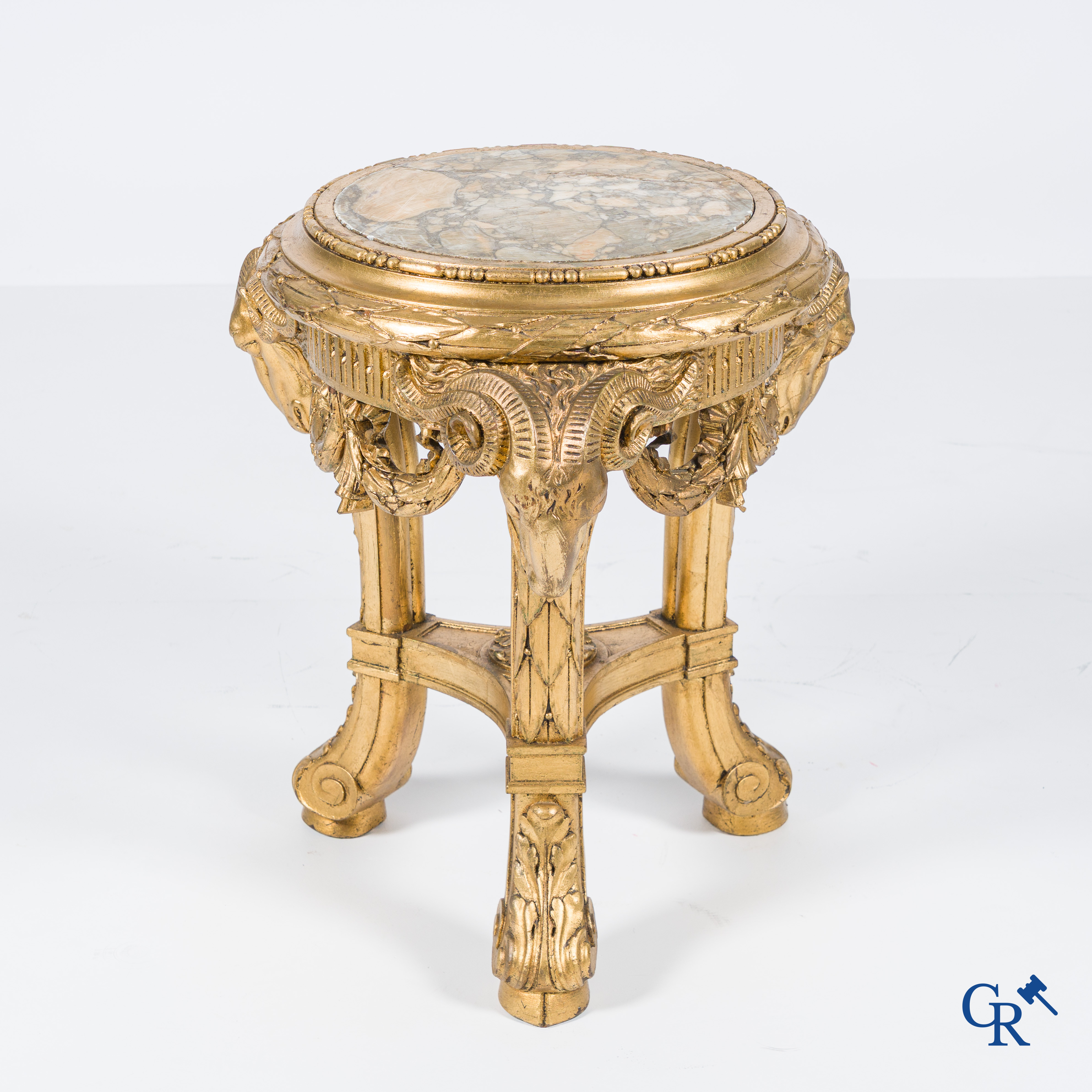 Un grand piédestal en bois sculpté et doré avec des têtes de bélier et guirlandes. Style LXVI, vers 1900.