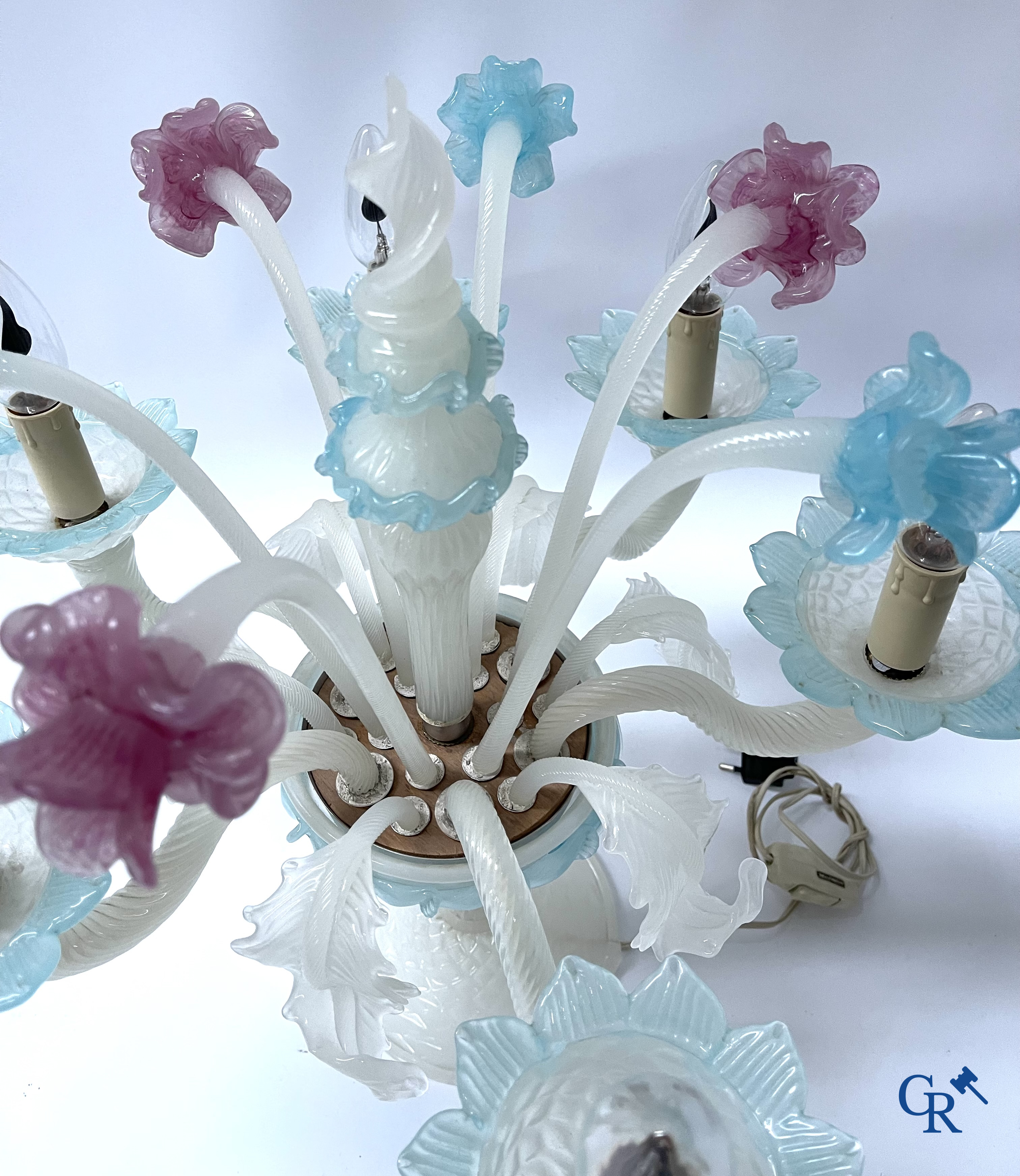 Un lot d'une lampe de table vénitienne, une paire de grandes appliques en verre vénitien et un plafonnier en Murano.