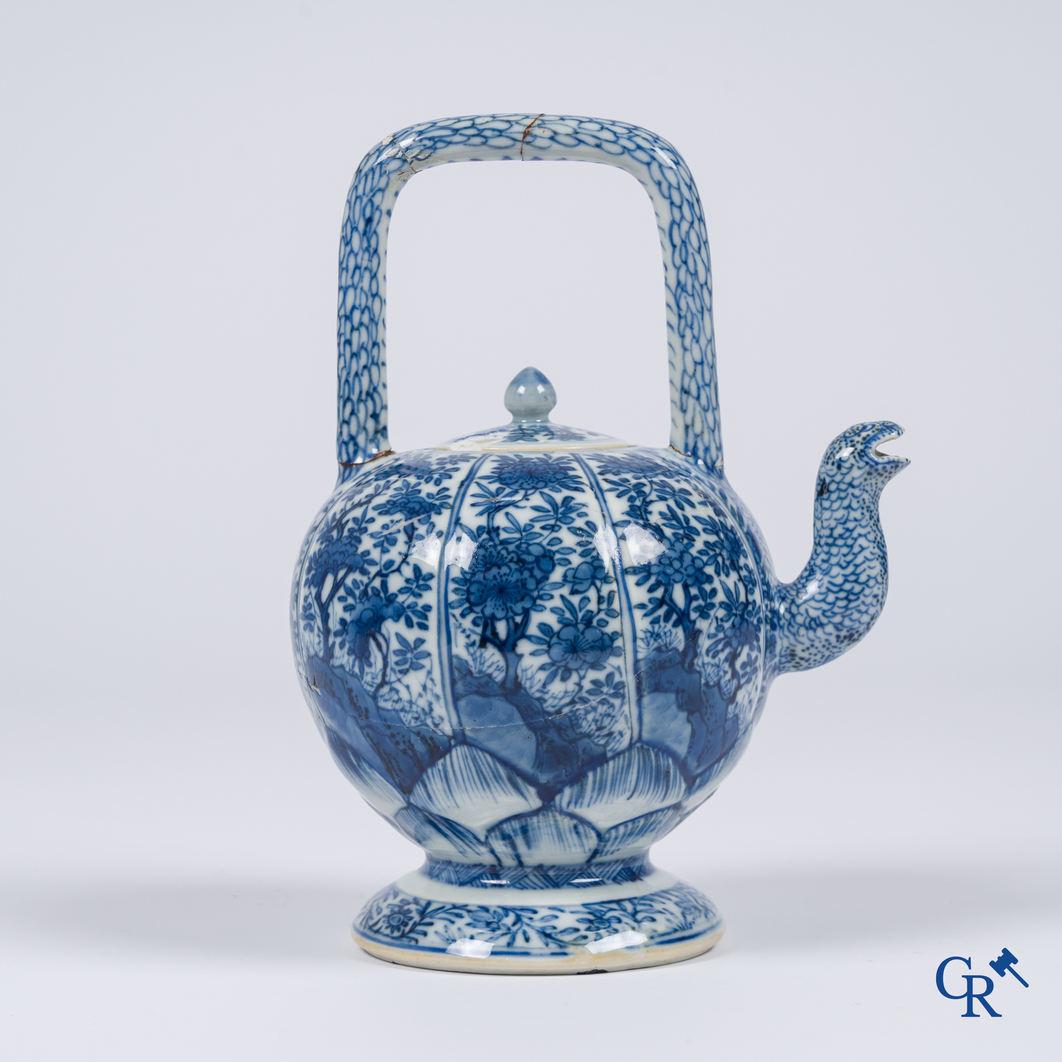 Aziatica, Chinees porselein. Een Chinese blauw-witte theepot met deksel. Kangxi.