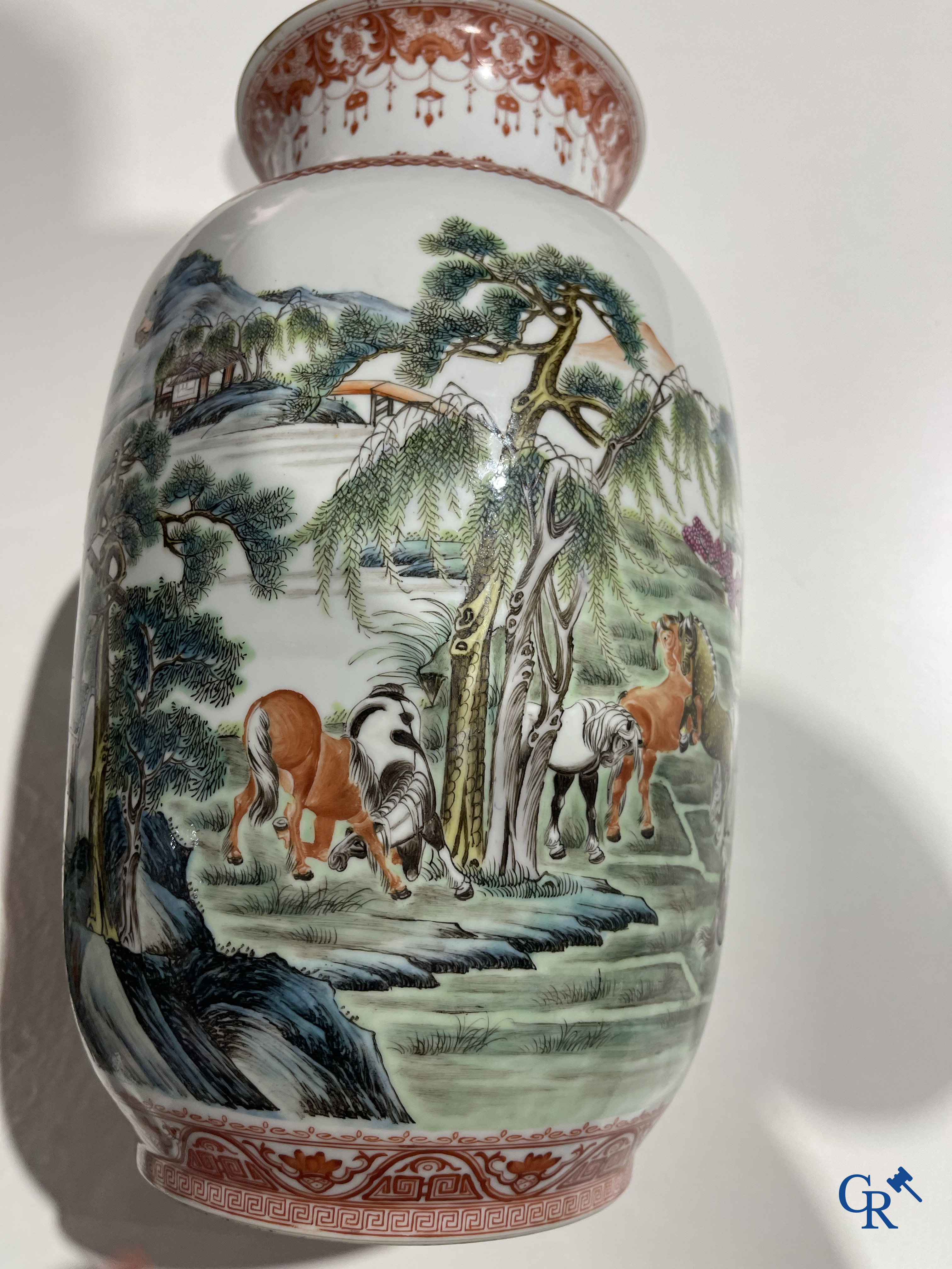 Art Asiatique, porcelaine chinoise. Une paire de vases chinois avec un décor de chevaux et de personnages.