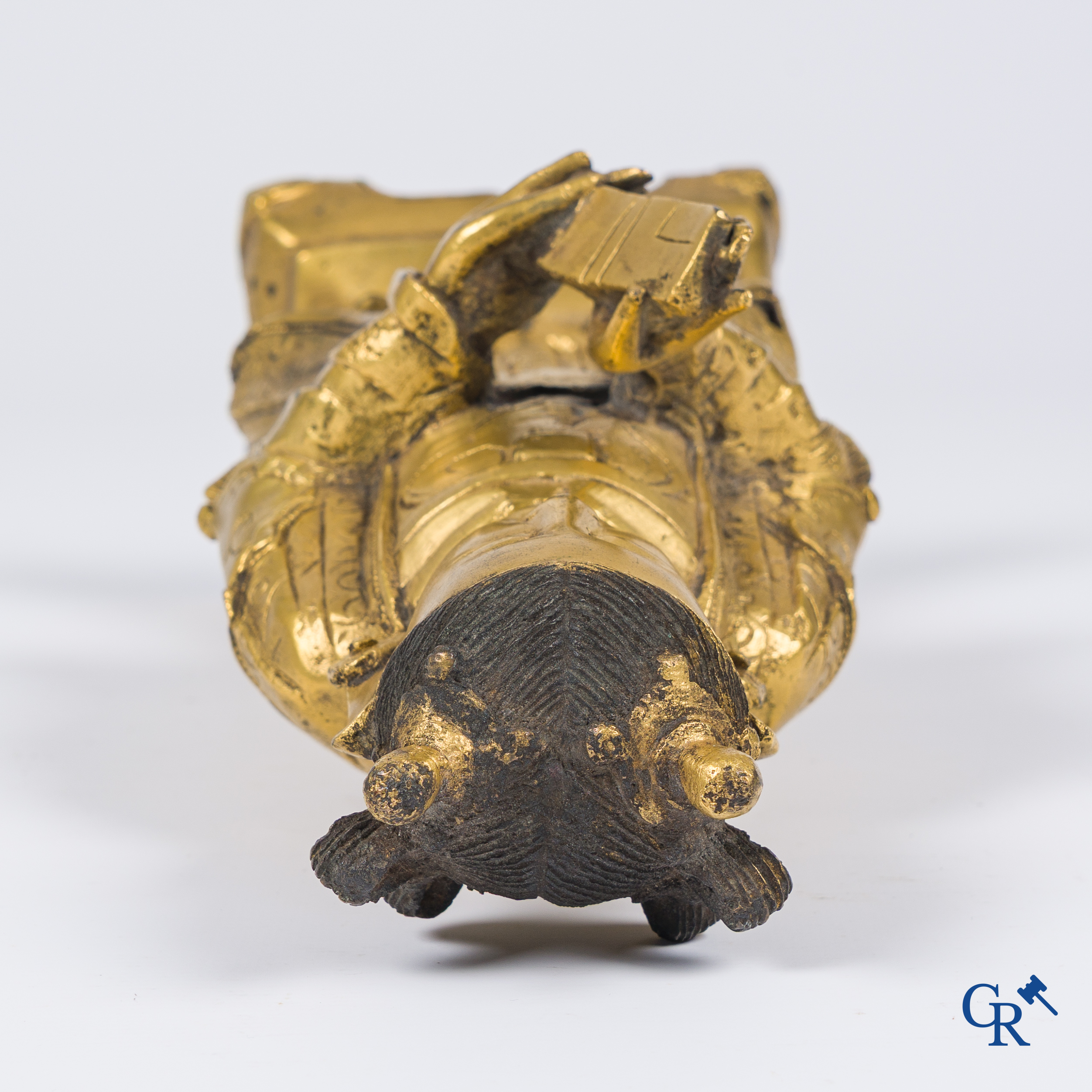 Aziatica, China. Een grote vergulde bronzen staande voorstelling van Longnu.