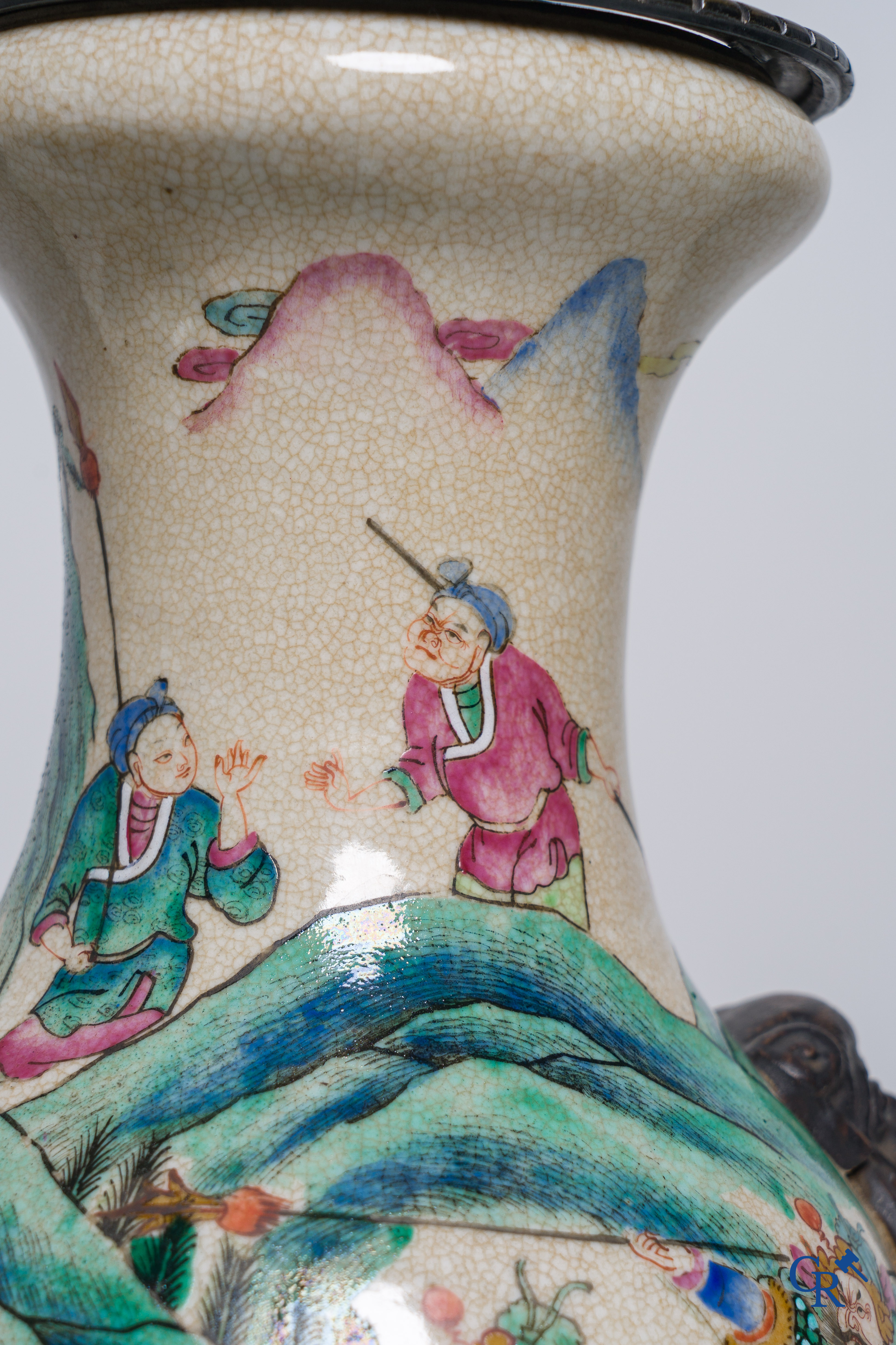 Art Asiatique: Porcelaine chinoise. Une paire de vases famille rose finement décorés dans des montures en bronze. 19ème siècle.