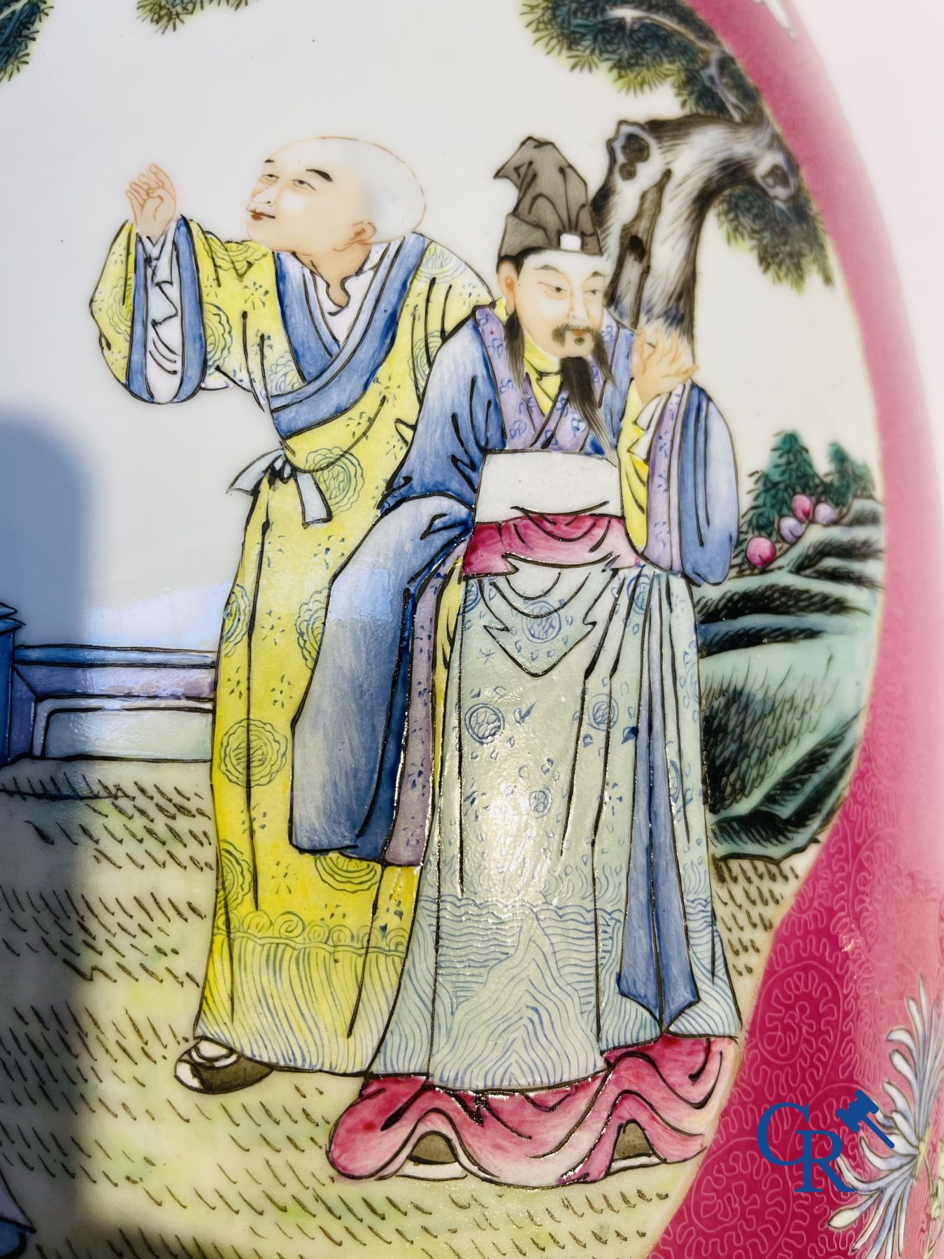 Porcelaine chinoise: Un vase chinois famille rose décoré sur un fond rouge rubis en technique sgraffito.