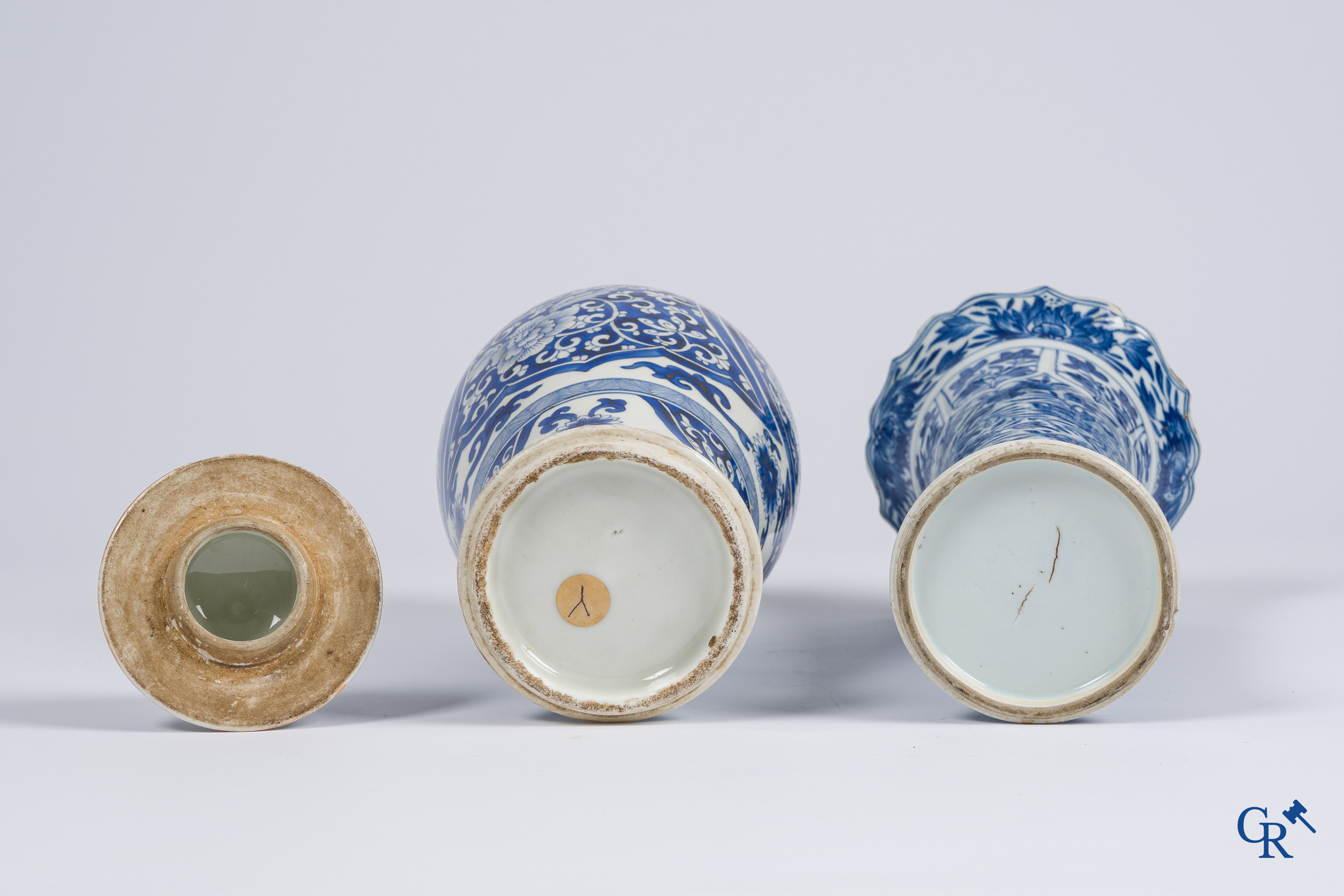 Aziatica, Chinees porselein. 2 Chinese blauw en wit vazen. 18e eeuw.