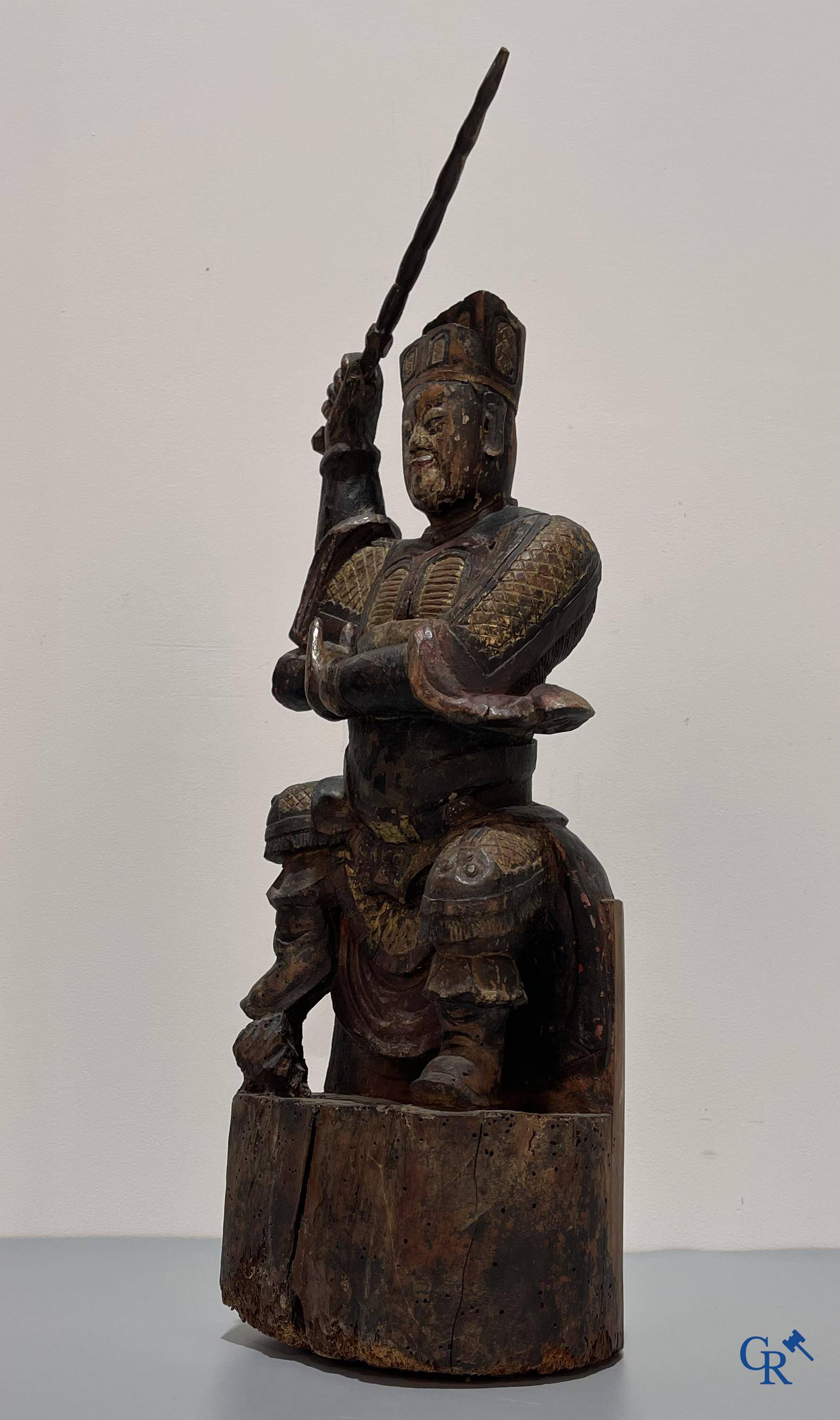 Aziatica, Een antieke Chinese houtgesculpteerde en polychrome voorstelling van een krijger.