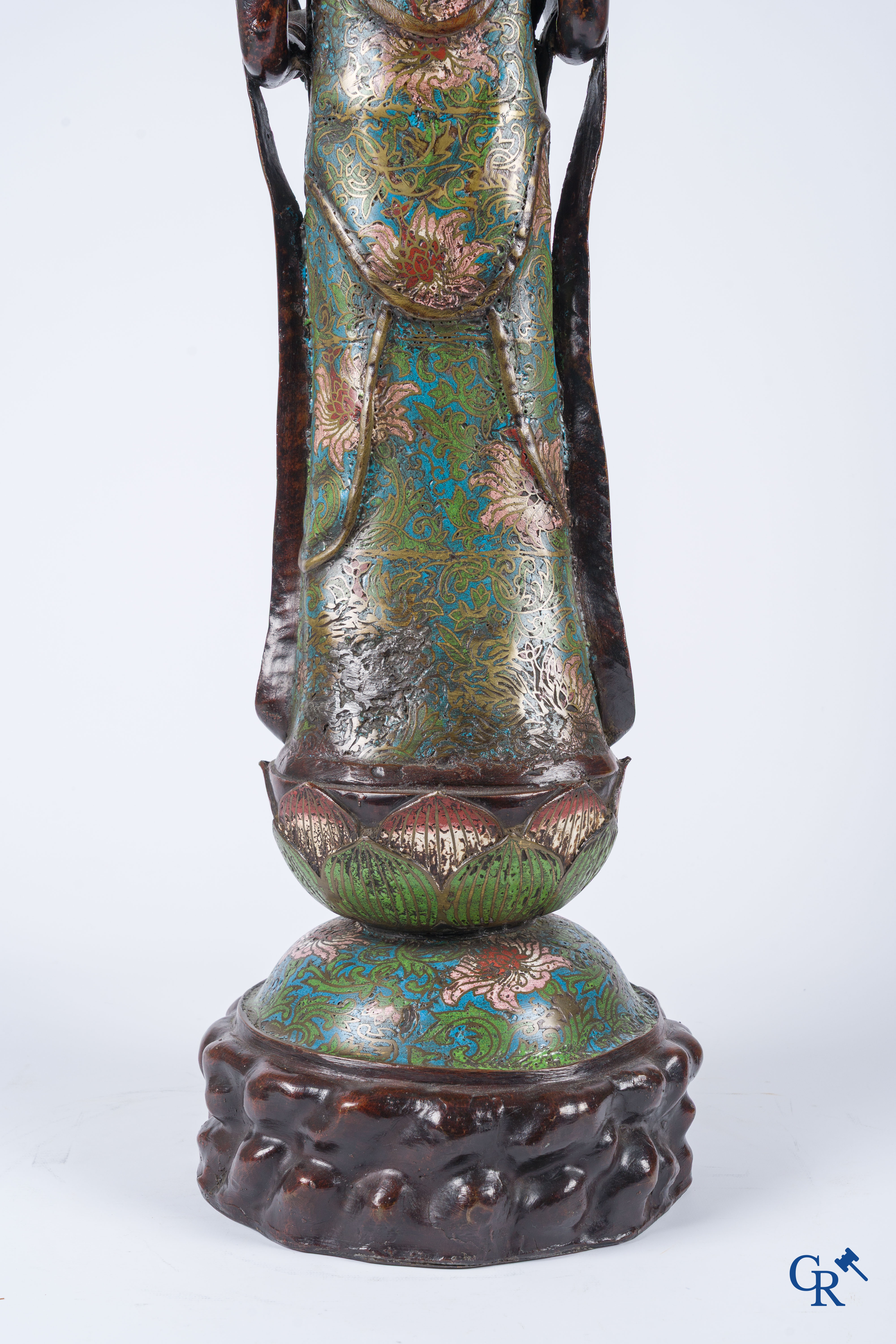 Aziatica, een grote Japanse champlevé bronzen figuur van een staande Guanyin. 19de eeuw.
