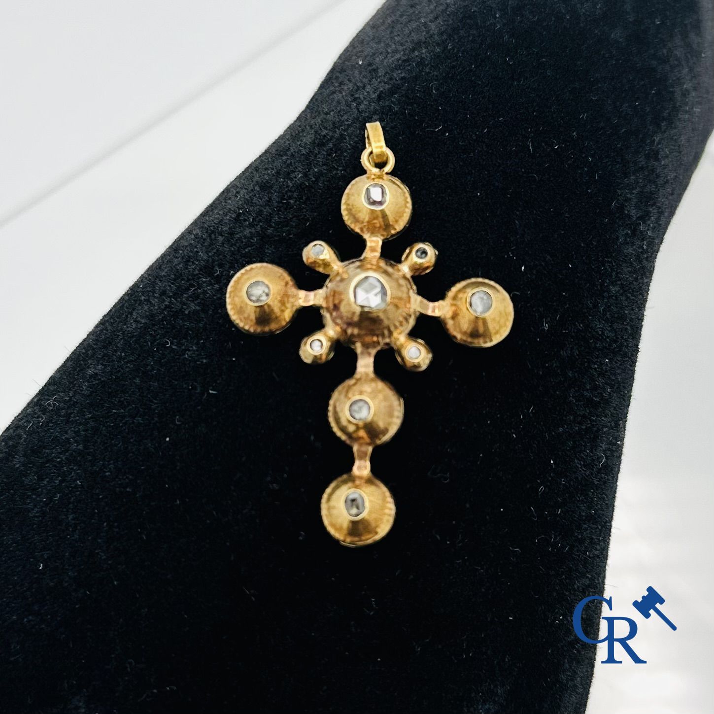 Jewellery: Flemish cross in gold 18K set with diamonds.