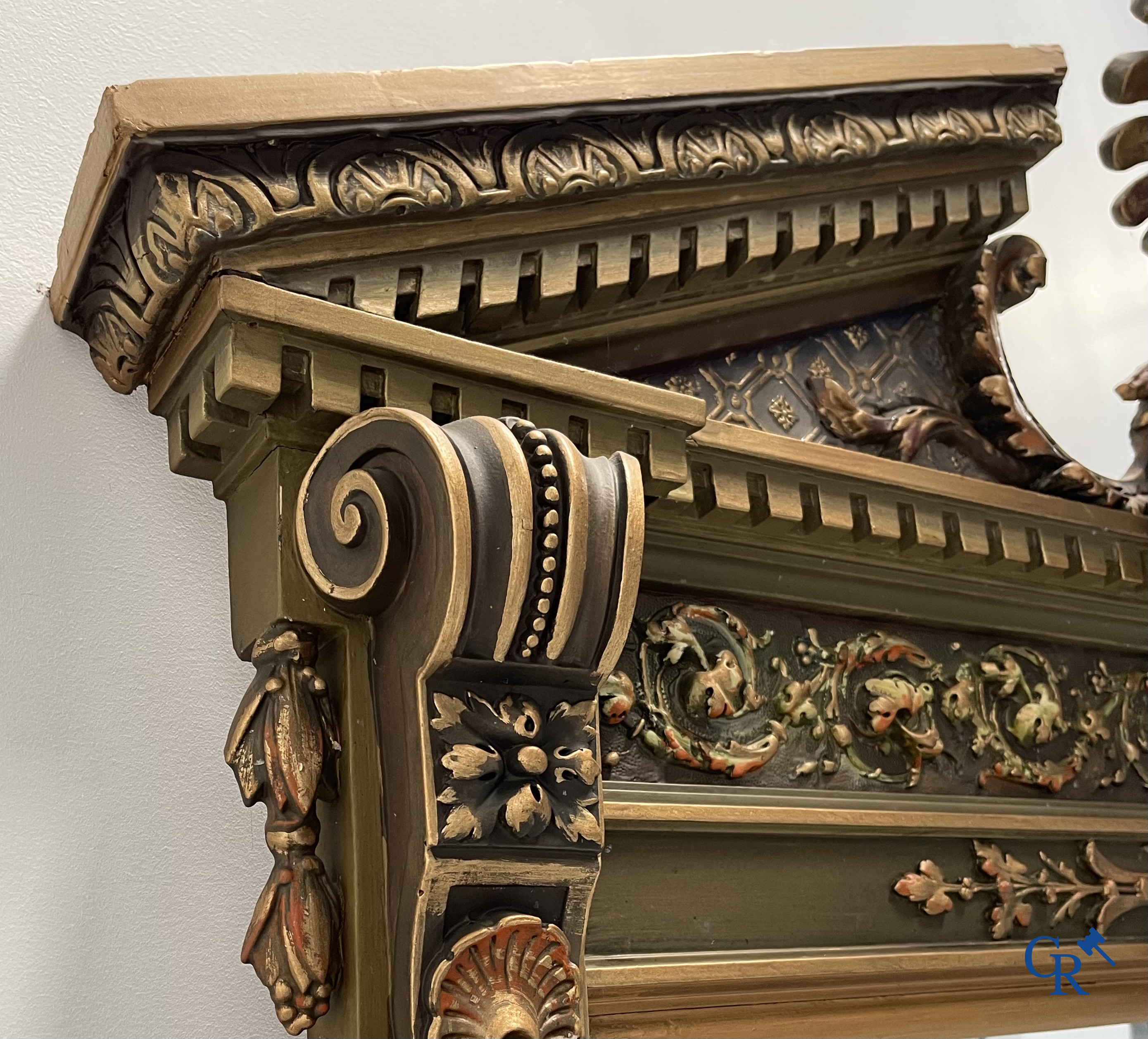 Un grand miroir de cheminée patiné avec un dragon. Vers 1900.