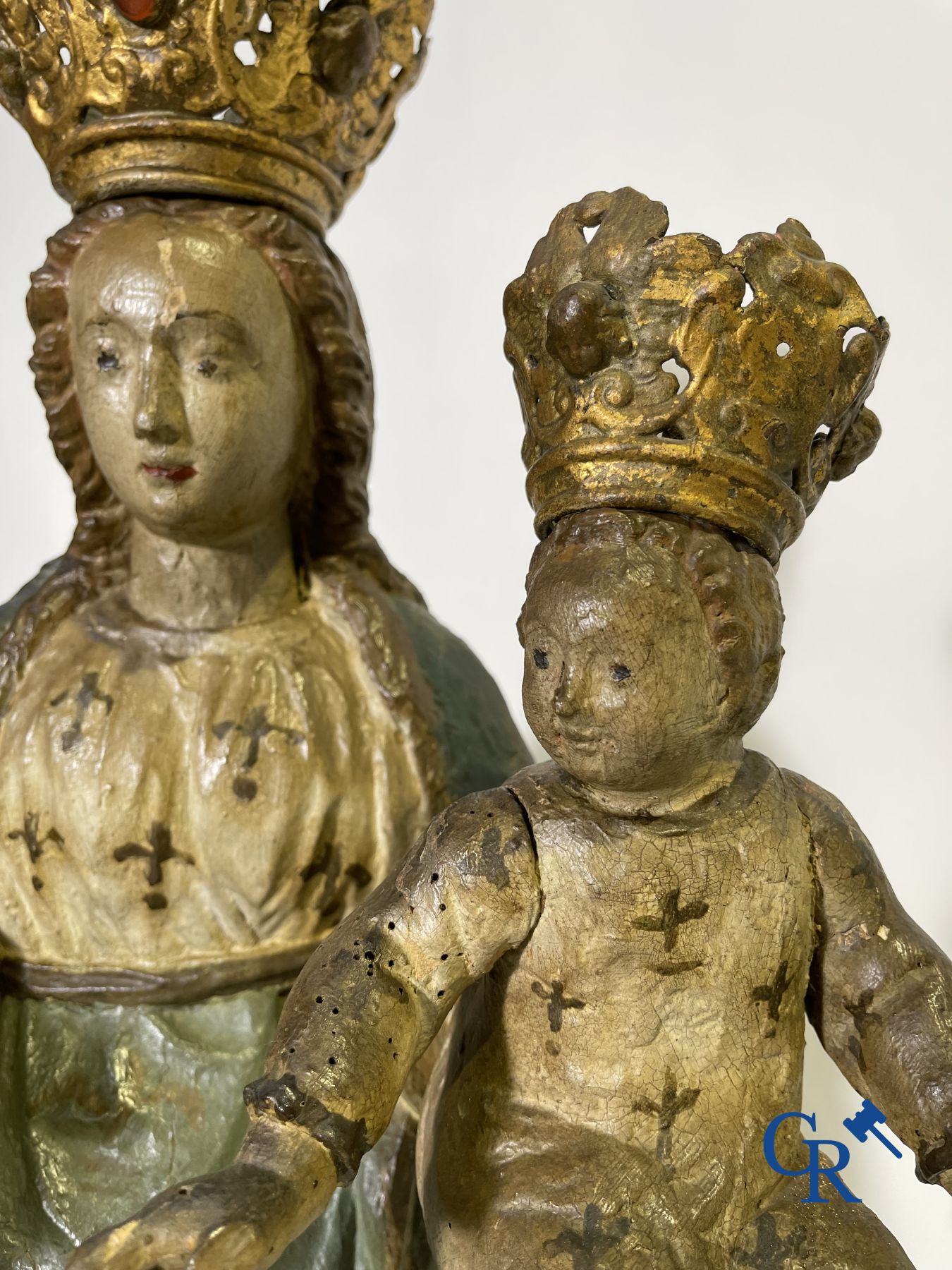 Sculpture Baroque en bois polychrome d'une Vierge à l'enfant. La couronne est incrustée d'une pierre semblable à de l'ambre.