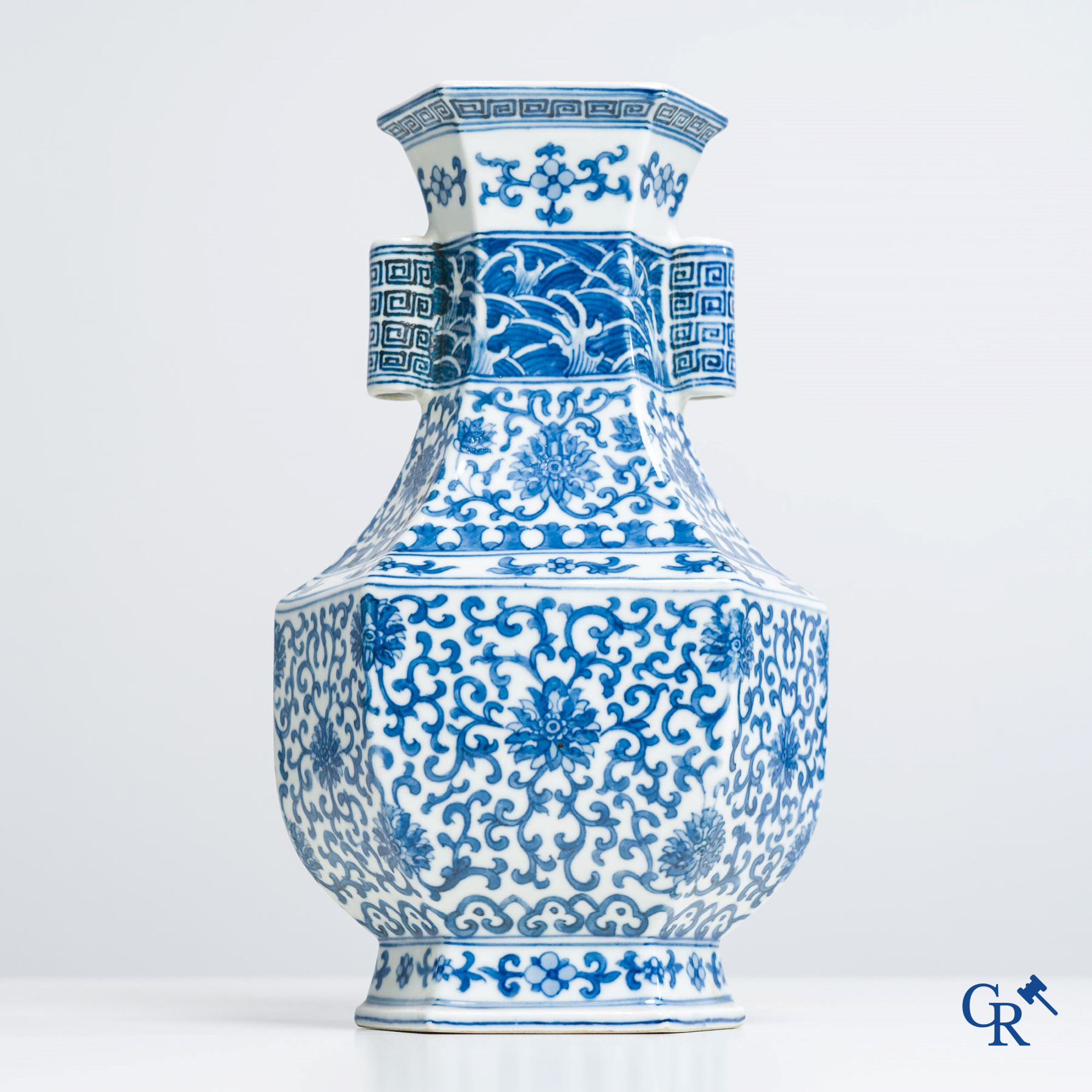 Chinees porselein: Chinese blauw wit vaas met floraal decor.