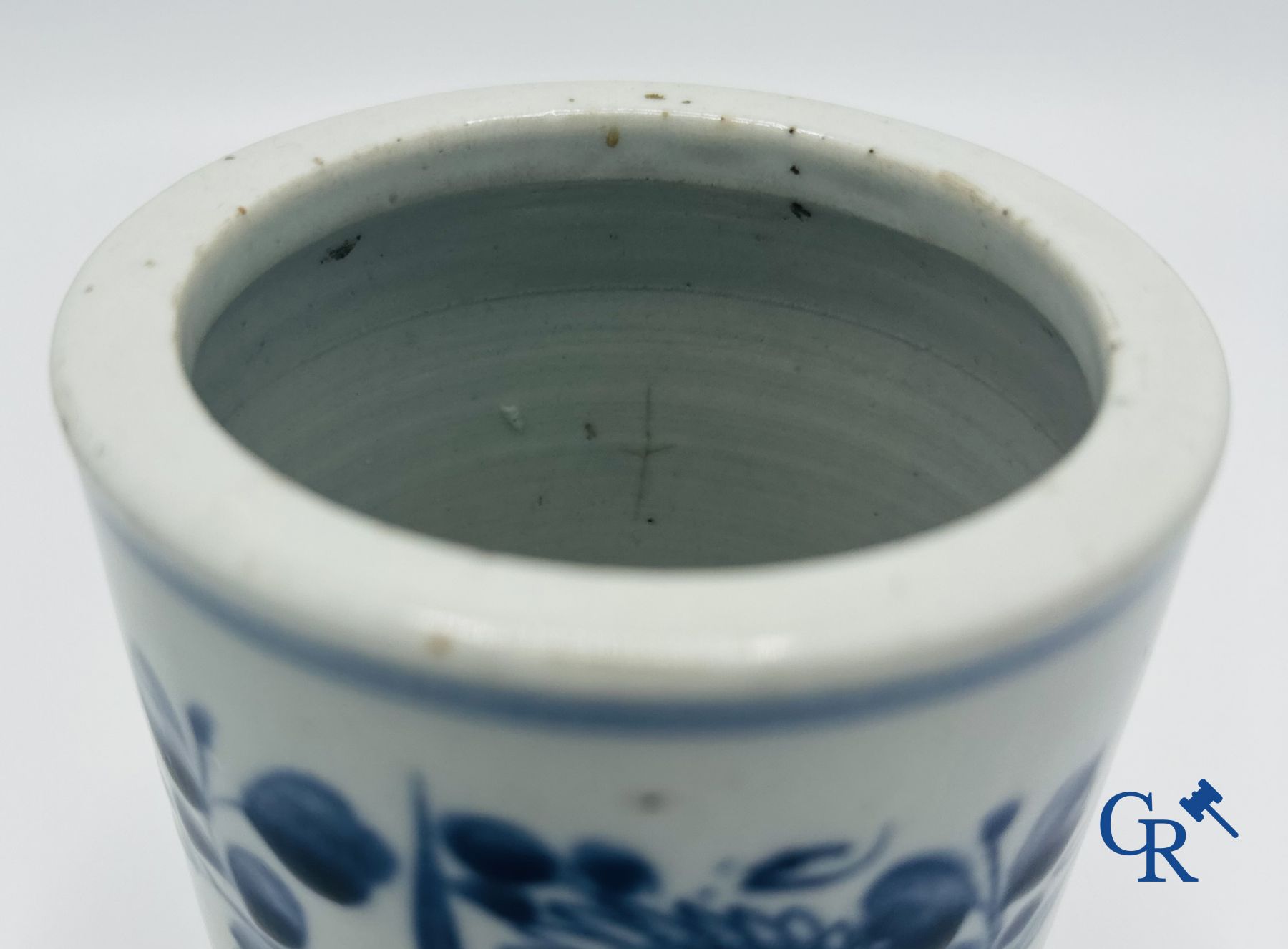 Chinese Porcelain: Lot of 6 different pieces of Chinese porcelain. 18th and 19th century.