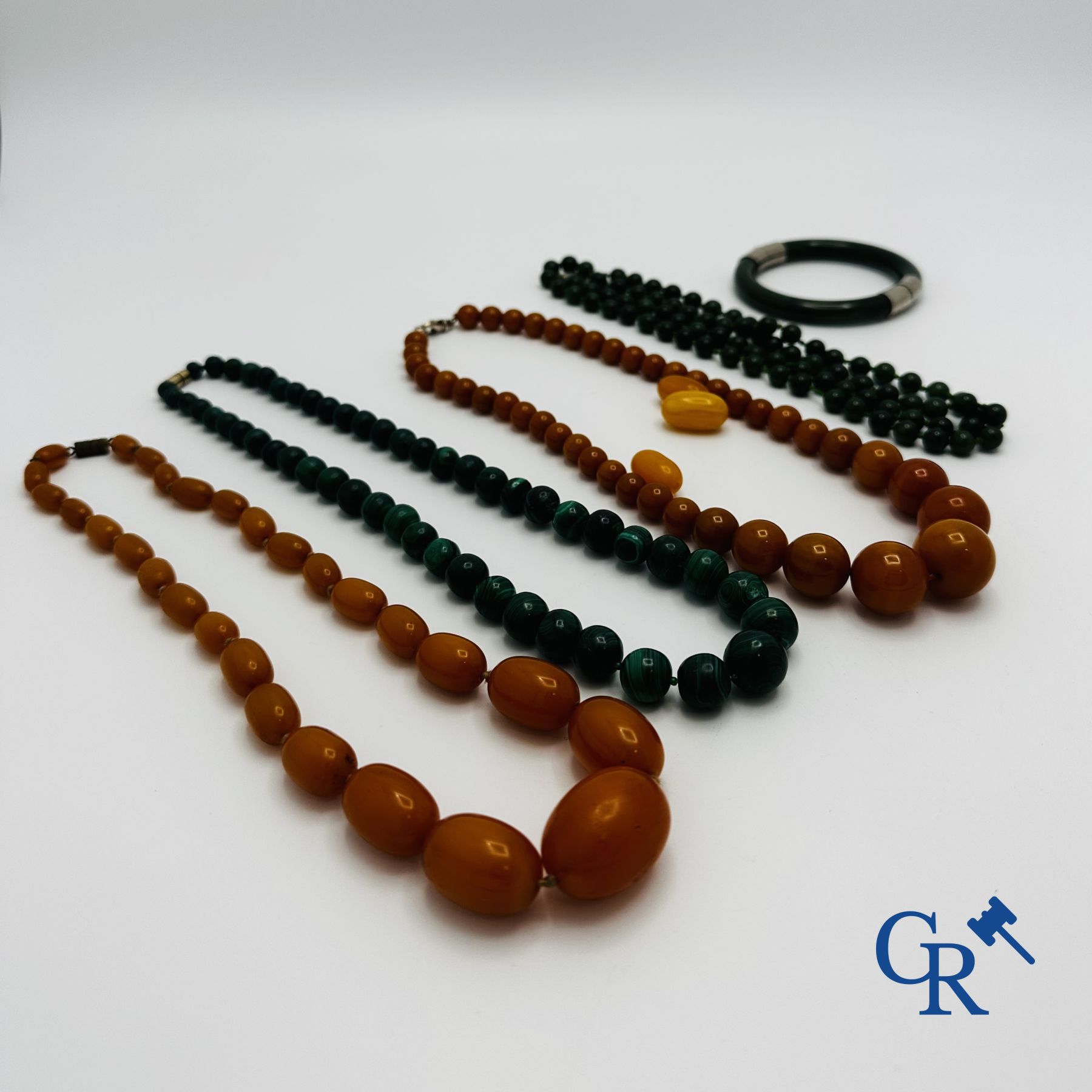 Jewellery: Lot consisting of jewellery made of jade, malachite and imitation amber.