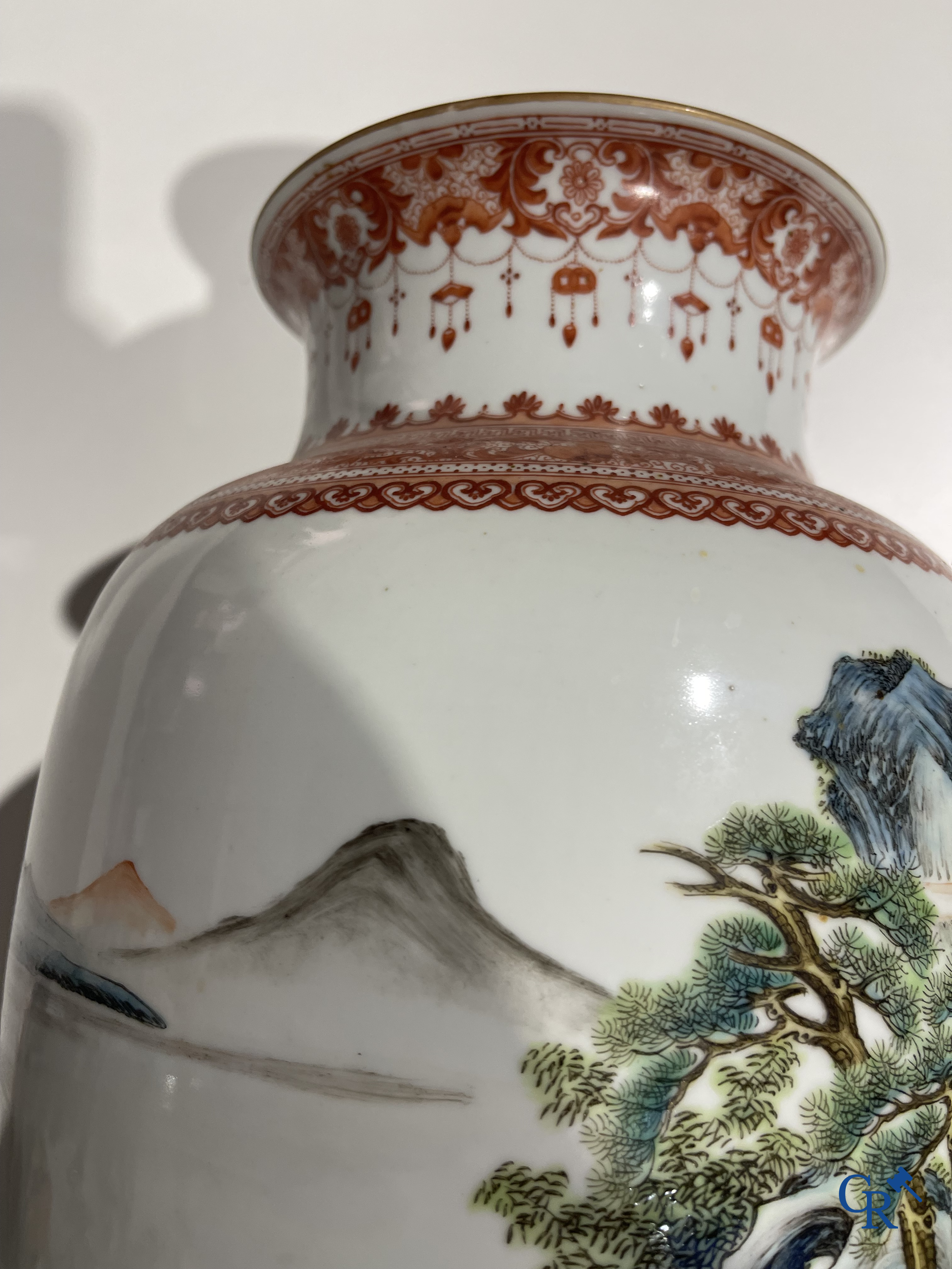 Art Asiatique, porcelaine chinoise. Une paire de vases chinois avec un décor de chevaux et de personnages.