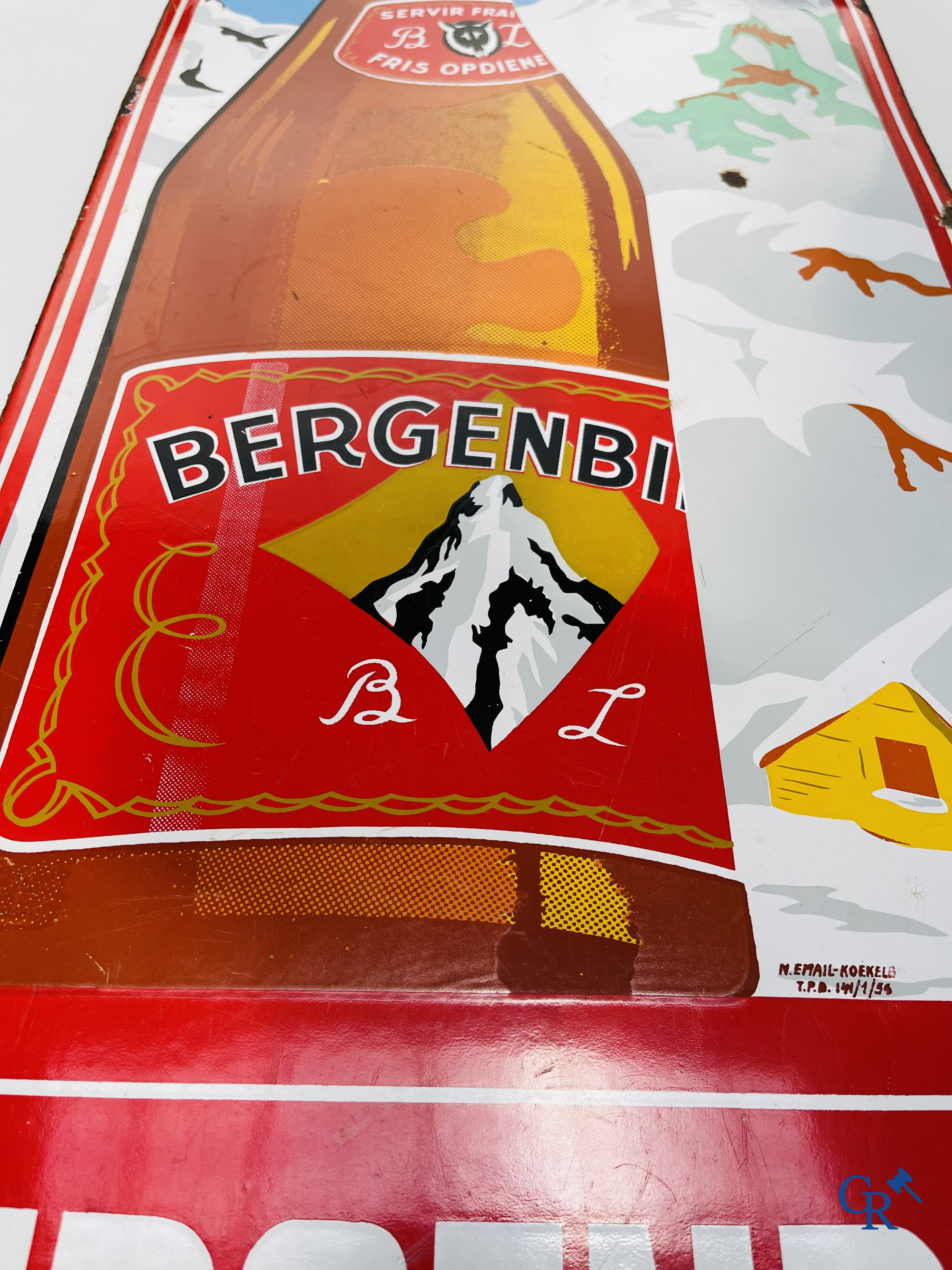 Bergenbier. Emaille reclamebord voor de luxepils "Bergenbier" van brouwerij Zeeberg te Aalst. Emaillerie Koekelberg '56.