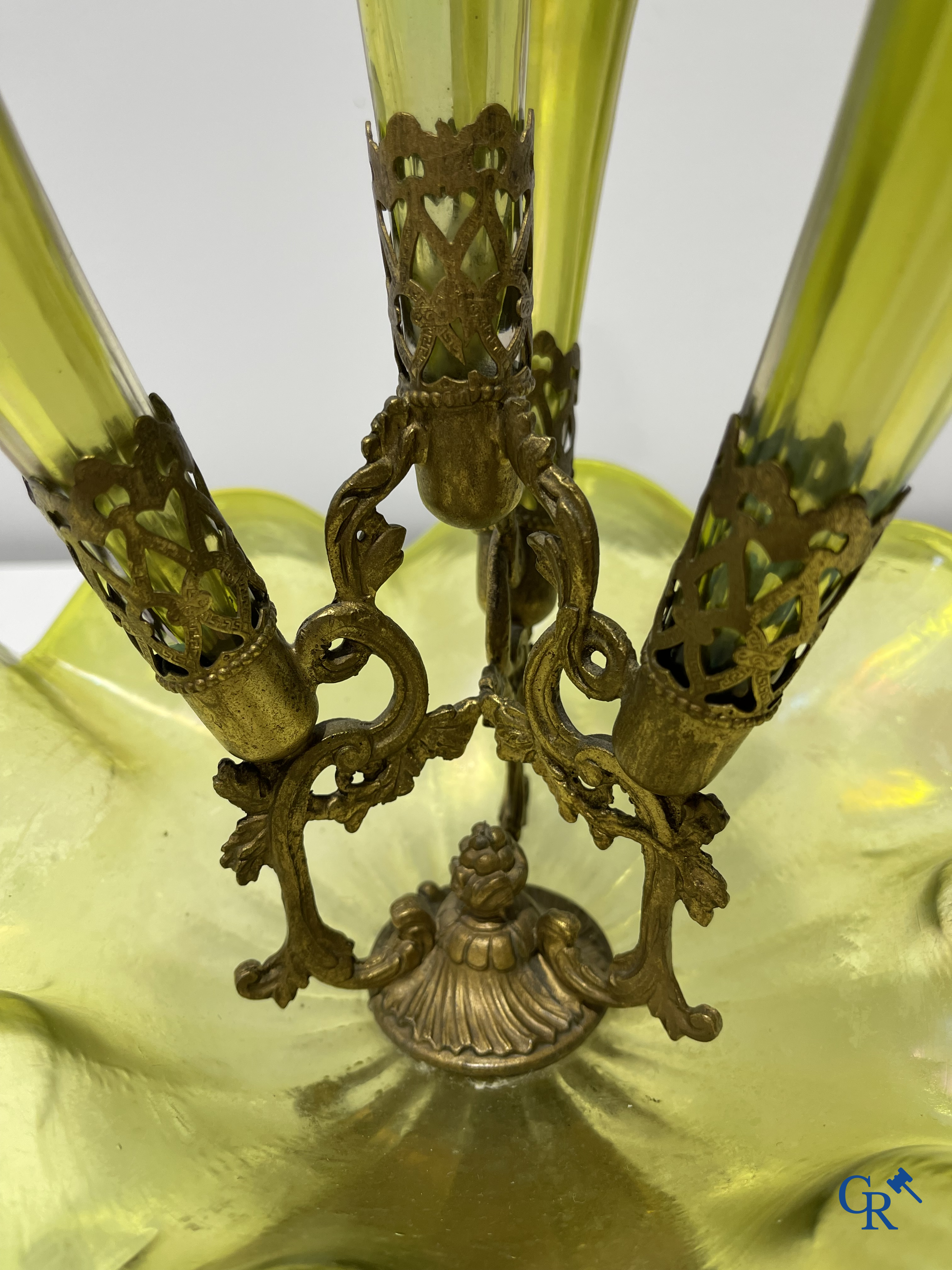 Table centerpiece "soliflore" with 4 tulipes and a central plate in the manner of Loetz. Period 1900.