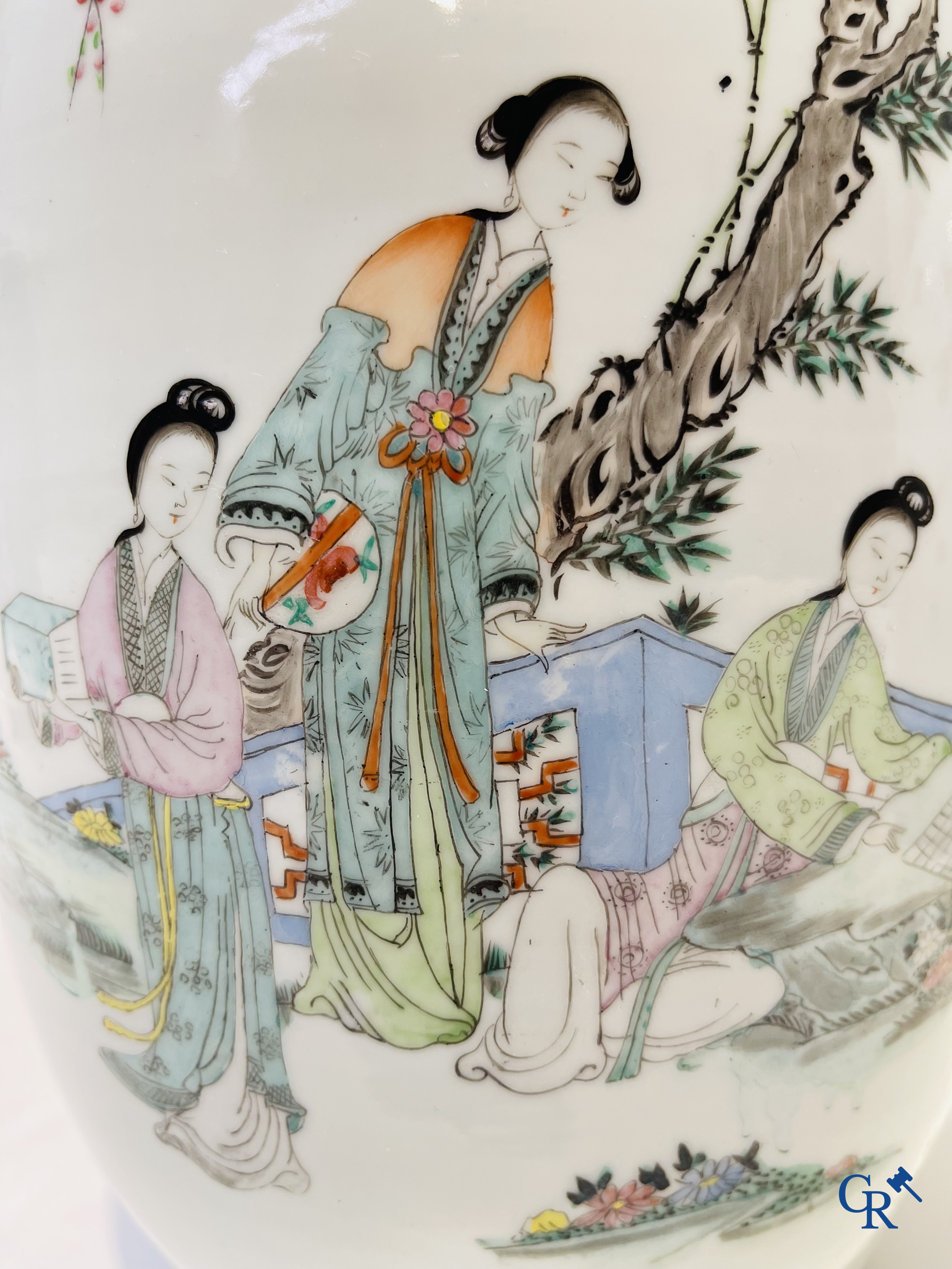 Art Asiatique: Porcelaine chinoise, paire de vases Chinois avec des dames dans un jardin. Période République.