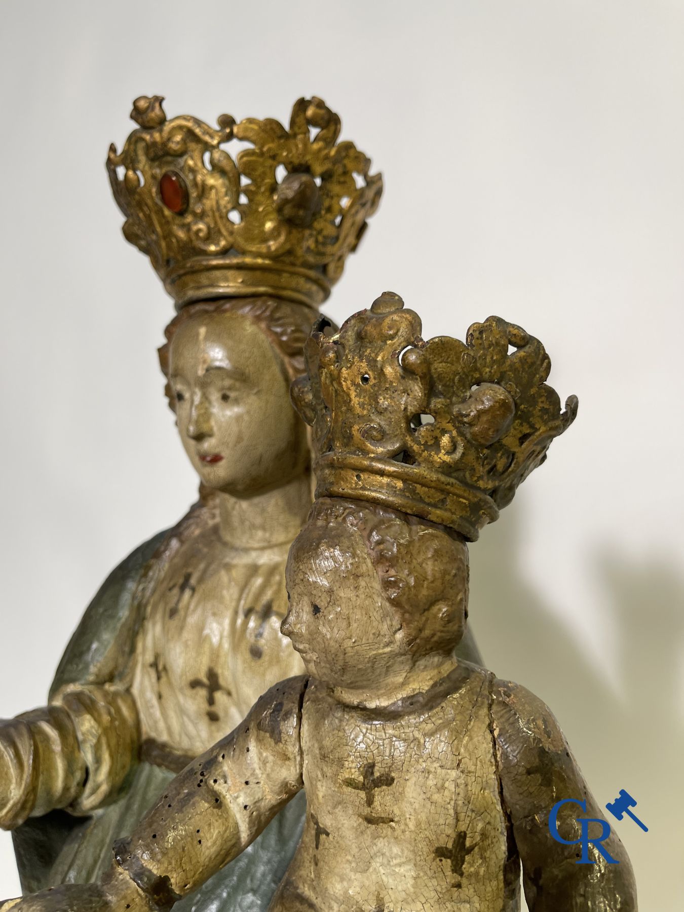 Sculpture Baroque en bois polychrome d'une Vierge à l'enfant. La couronne est incrustée d'une pierre semblable à de l'ambre.