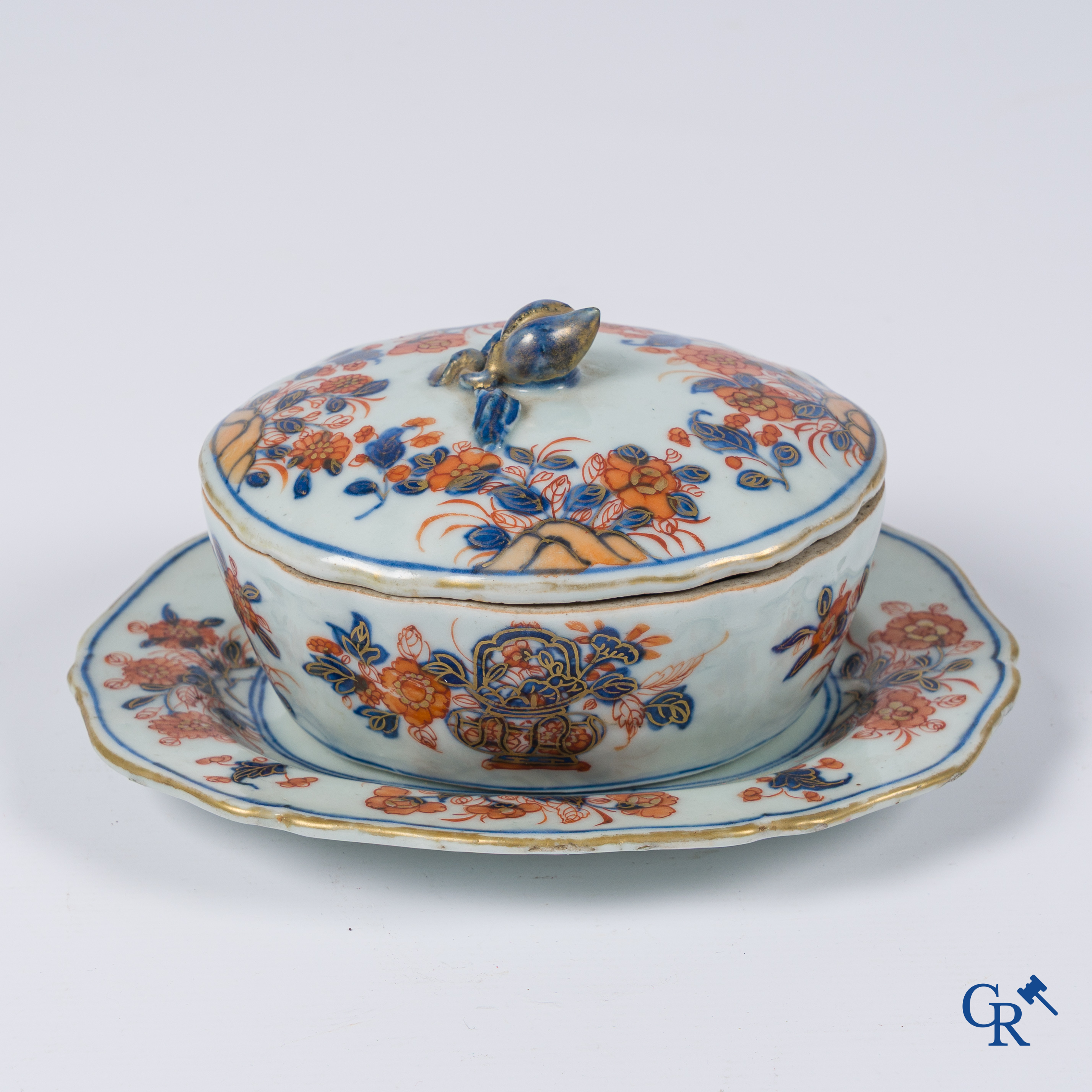 Aziatica, Chinees porselein. Een kleine terrine met onderschotel in Imari-stijl. 18e-19e eeuw.