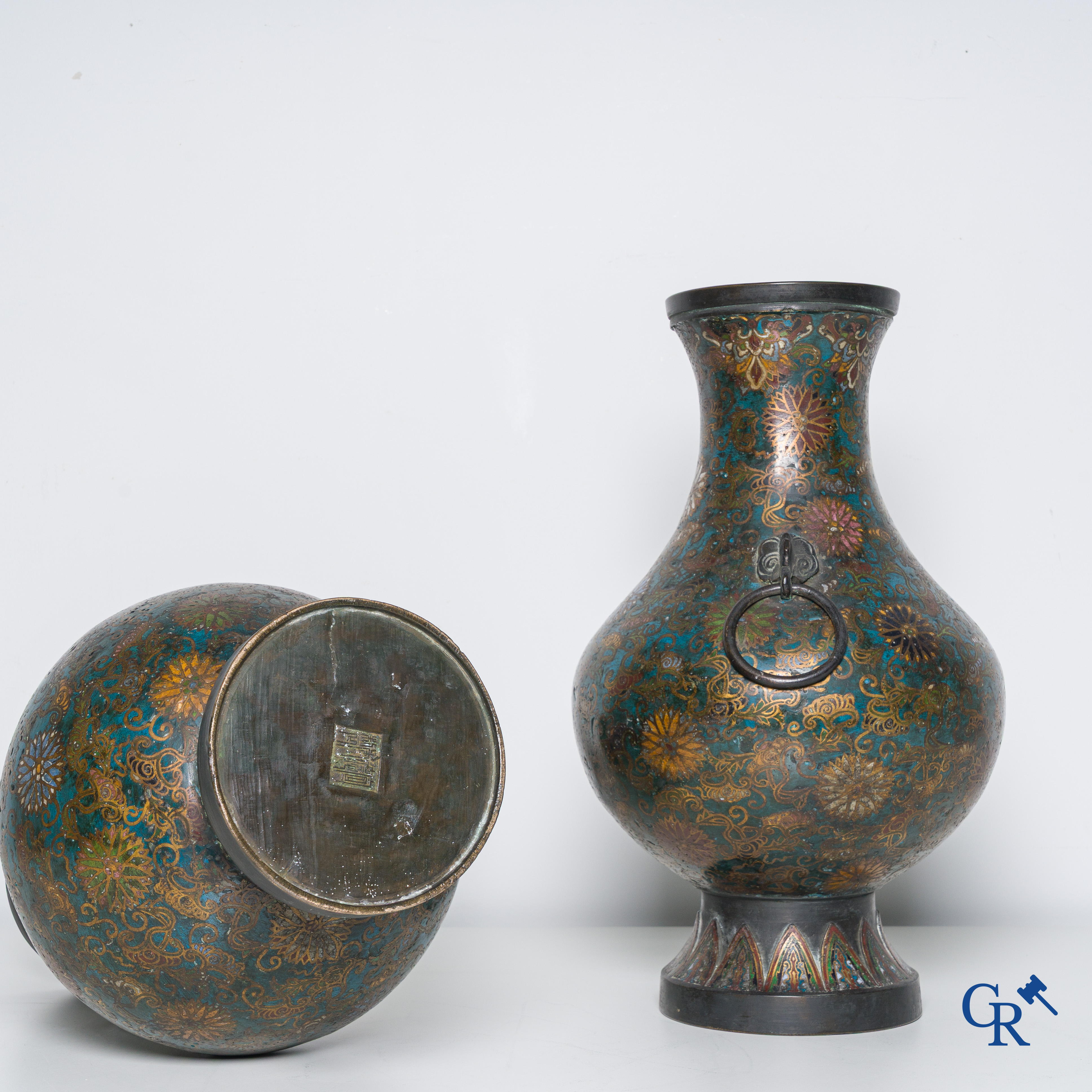 Art Asiatique, une paire de vases chinois en cloisonné. Marqué.