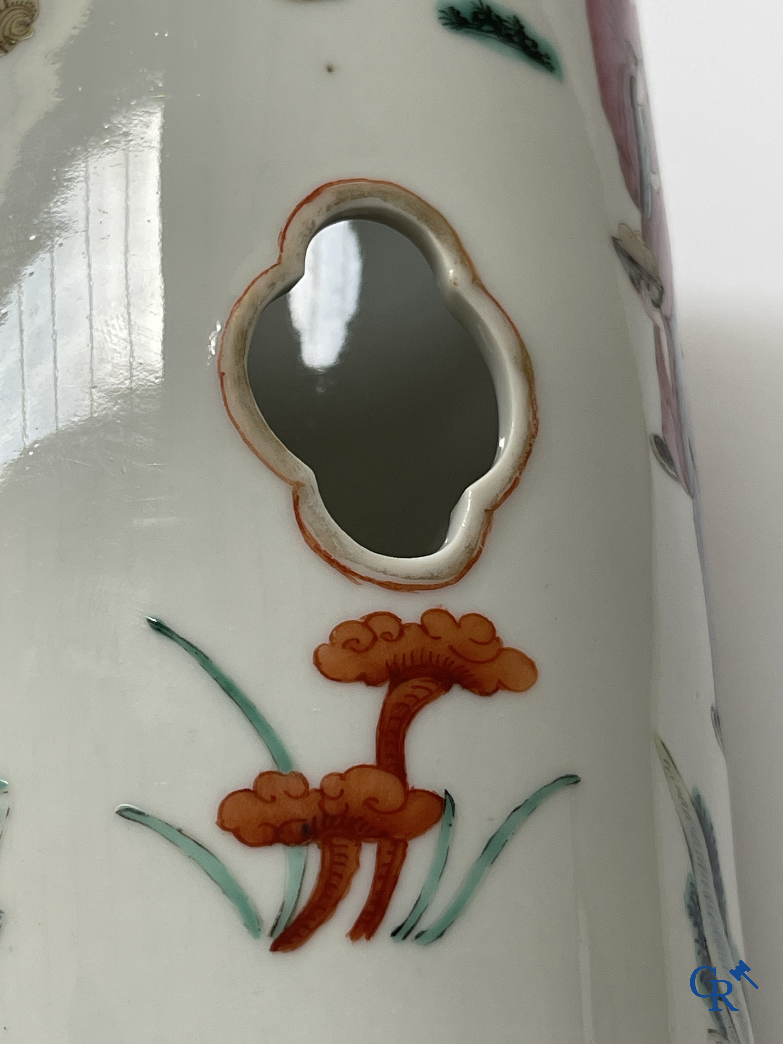 Aziatica, Chinees porselein. Een Chinese famille rose hoeden staander. Gemerkt. 19de eeuw.