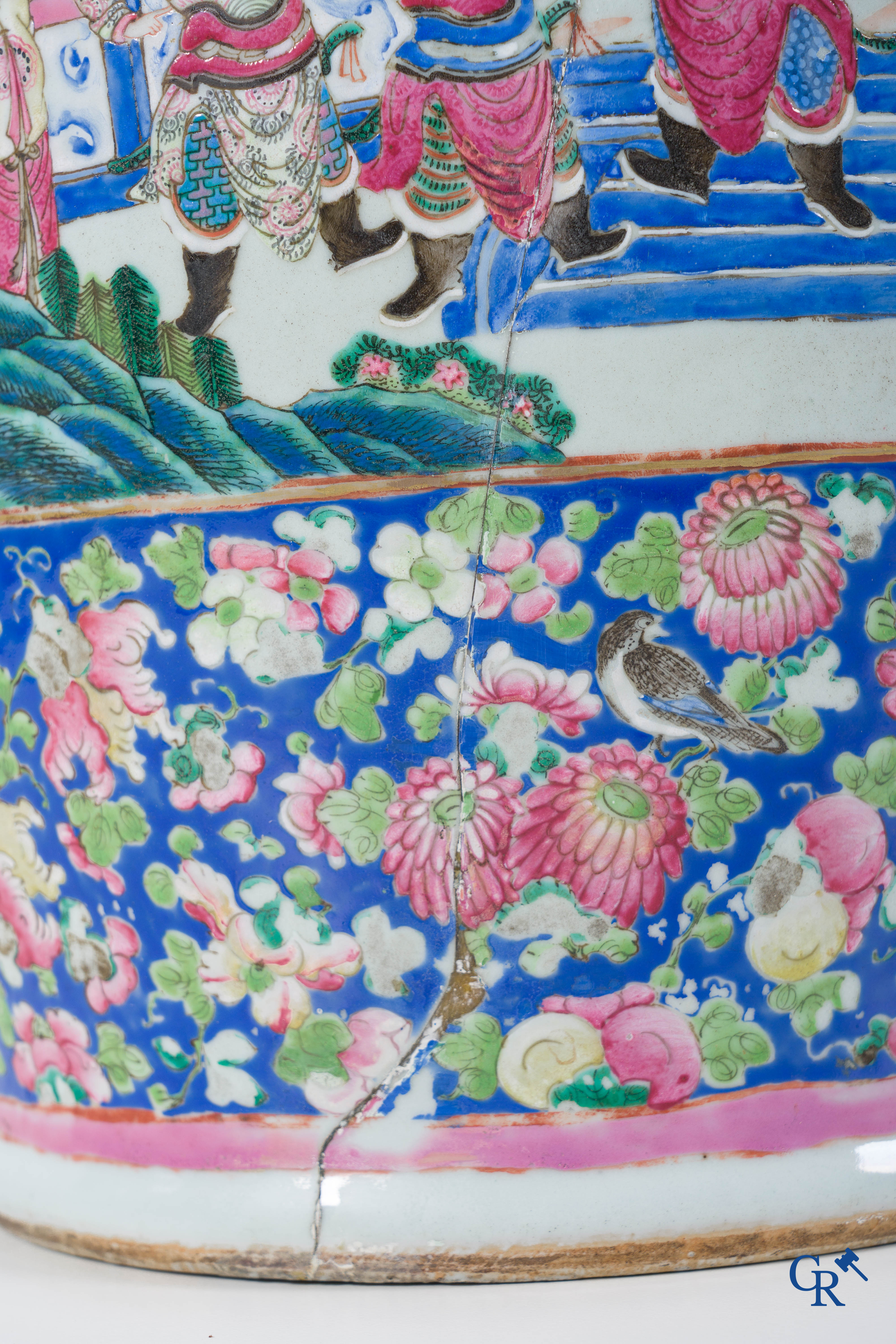 Art Asiatique: Porcelaine chinoise. Une paire d'importantes vases chinois avec un décor famille rose. Chine 19ème siècle.