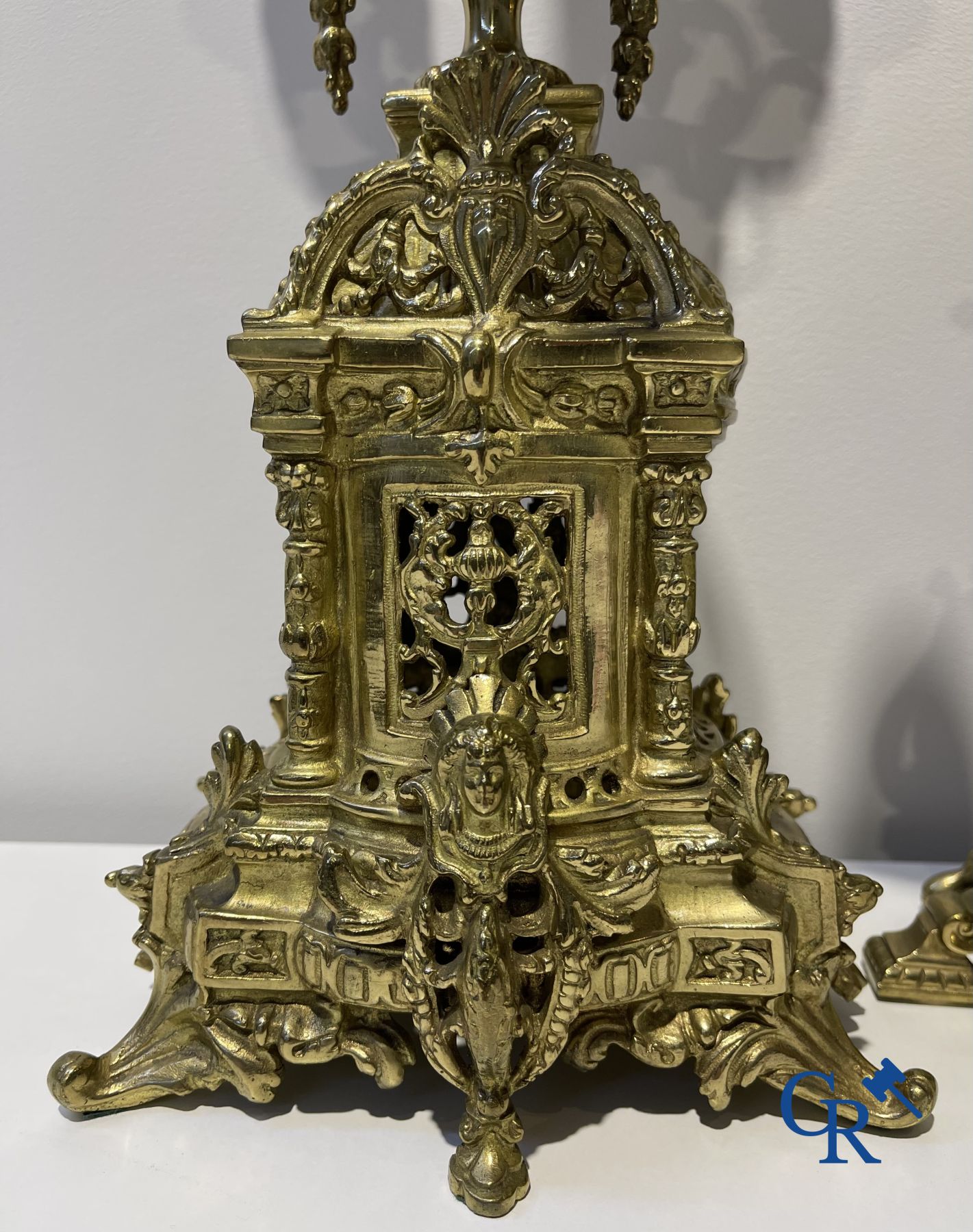 Une garniture de cheminée en bronze de style Renaissance et 2 pendules murales en tôle peinte et bronze.