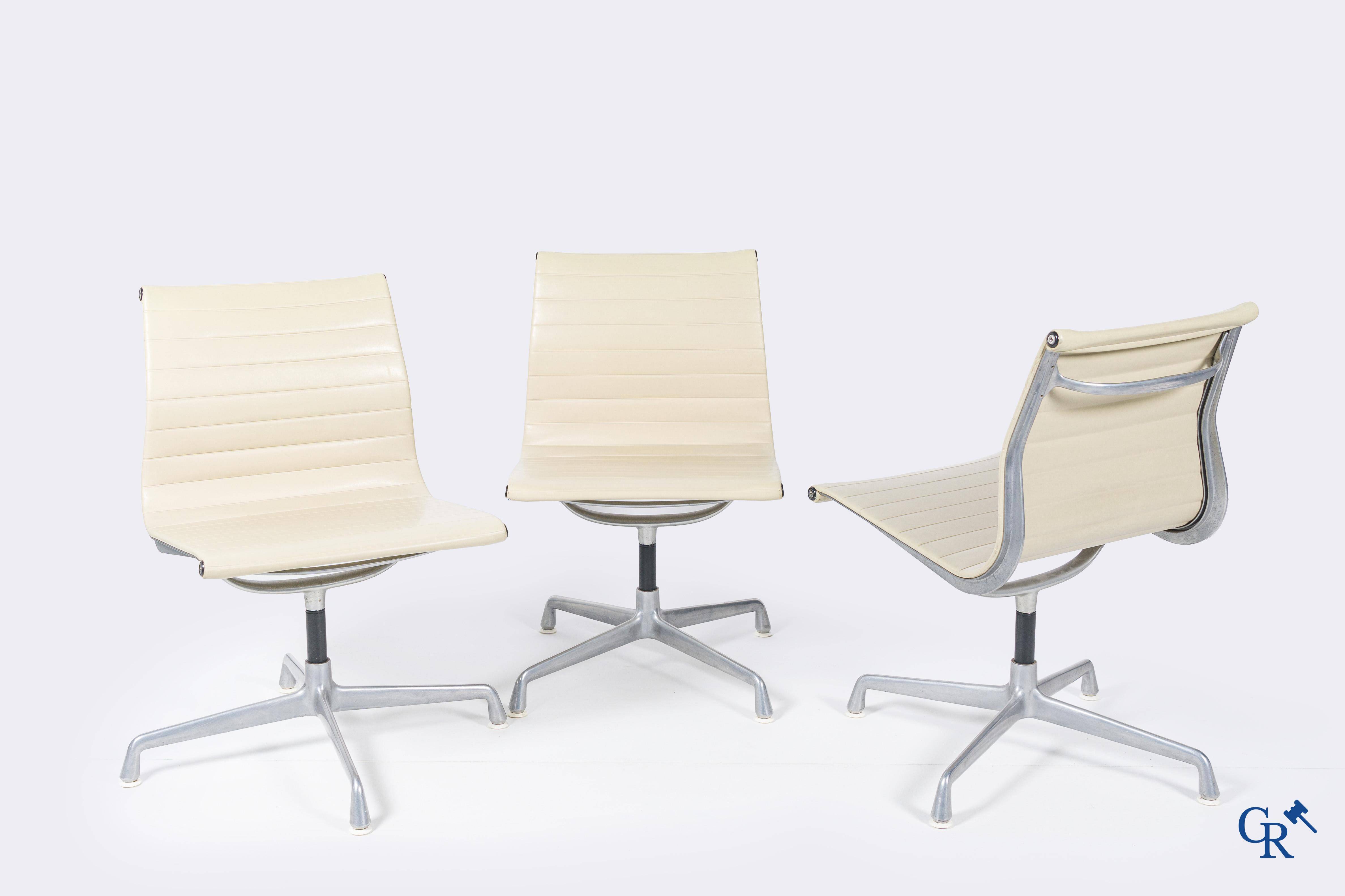 Charles & Ray Eames, Editeur Herman Miller. 3 pivoterende stoelen in aluminium en leder. Circa 1980.