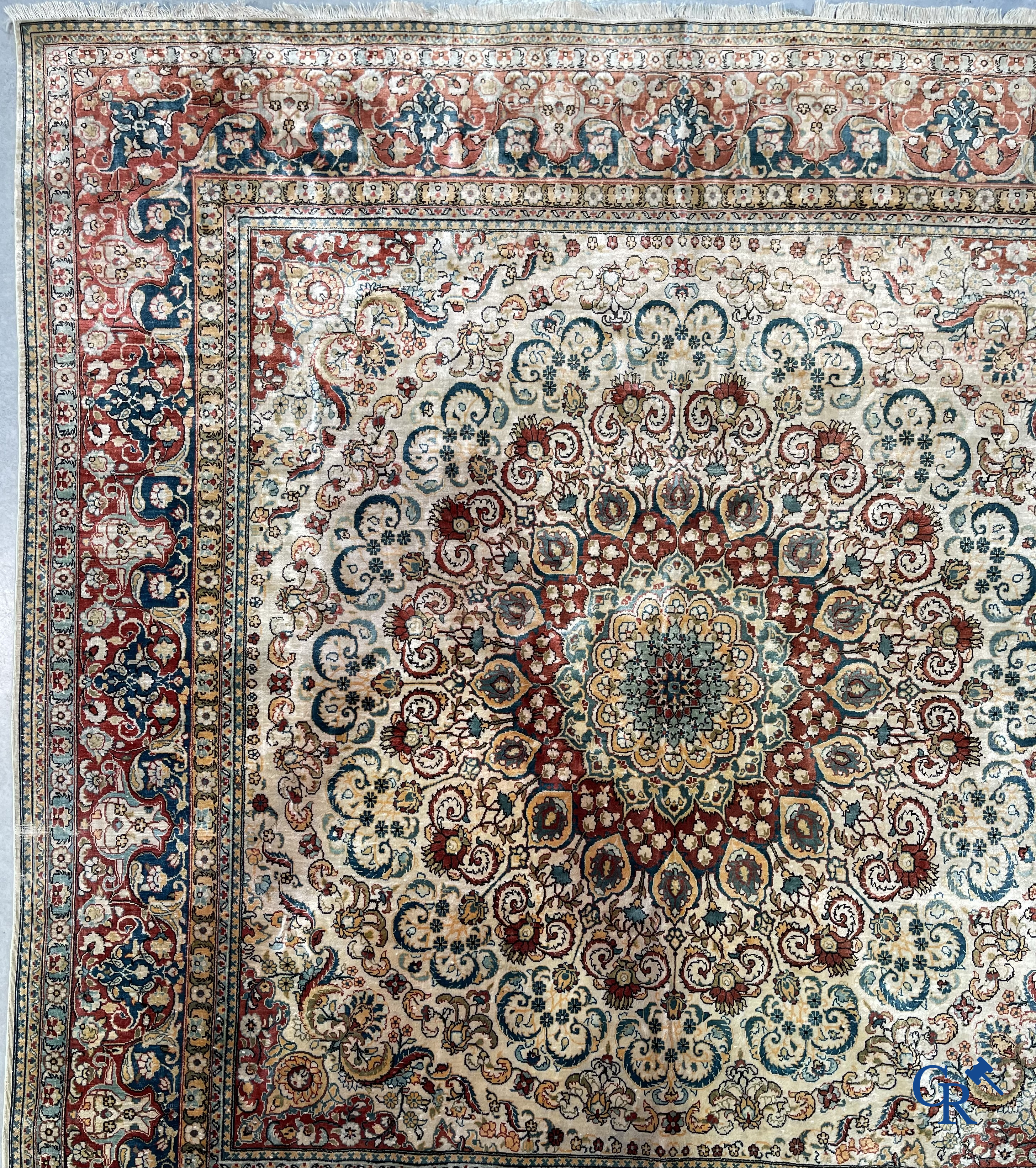 Tapis d'Orient: Hereke, un tapis en soie finement noué au décor floral.