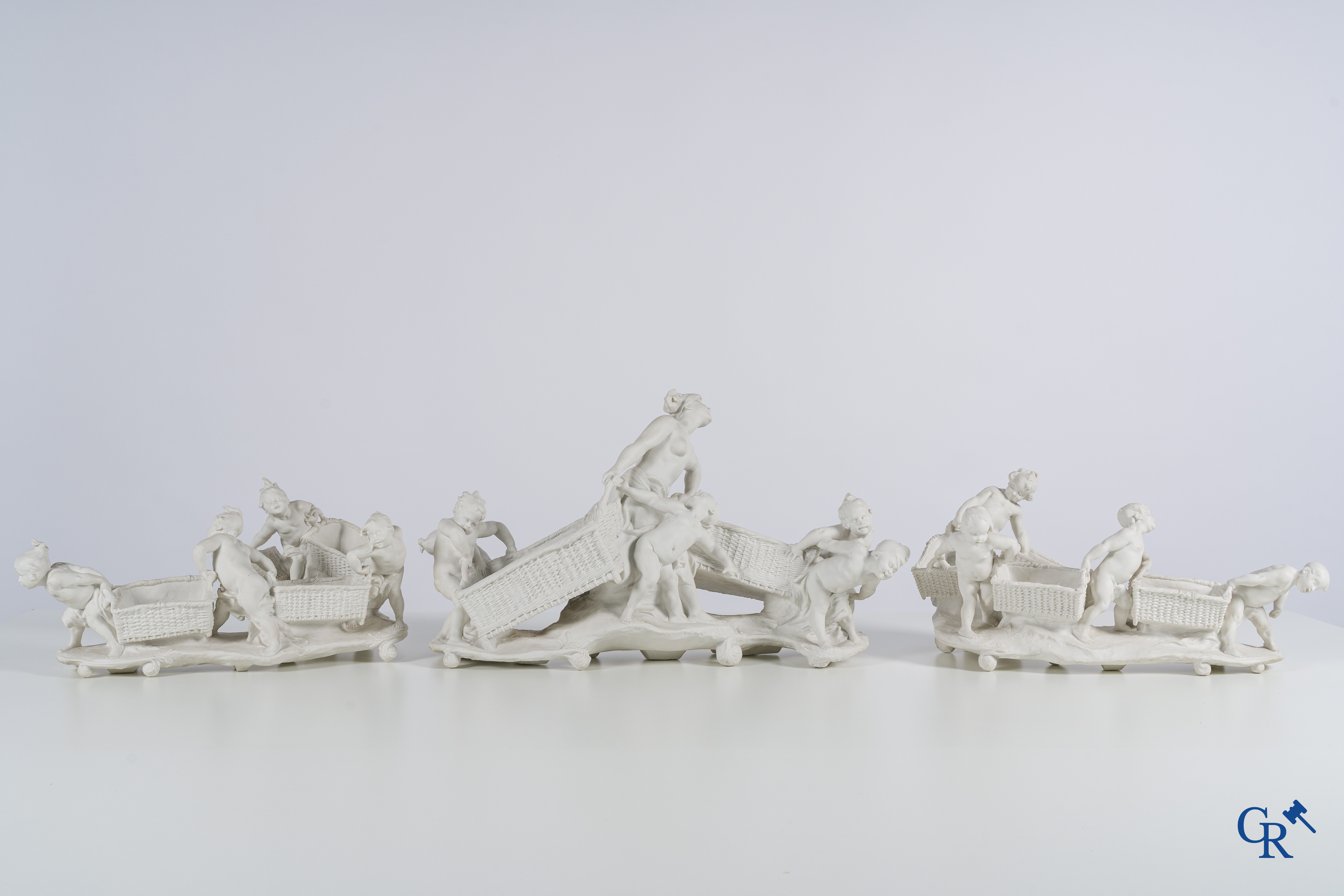 Jules Cheret (1836-1932) & Manufacture de Sèvres. Uitzonderlijk 3-delige Milieu de table, "Farandole d'amours".